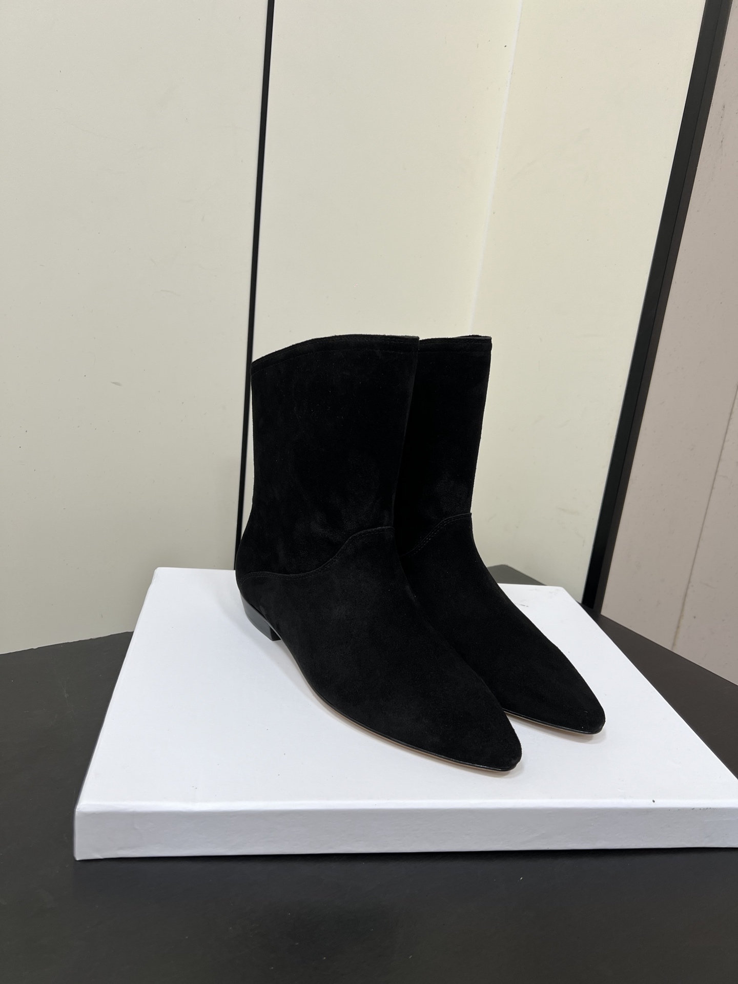 NO:593283,Isabel Marant 2025 | Autumn and winter show style extremely simple short boots. The tassels, leather and other elements that are constantly repeated in the autumn show give people a strong feeling of urban hunters. French fashion brand. Unique design style leather boots. Every color is versatile. Lazy style matching brightens the whole look. The short style is very tolerant. The pointed toe can lengthen the height and show thin legs. size35-41 (40.41 customization is not returnable), boots, boots19860909Isabel Marant 2025 ｜秋冬秀款极简约短靴 秋季秀场不断重复出现的流苏、皮革等元素带给人浓浓的都市猎人的感觉 法国时髦品牌 独特设计风格皮靴 每个配色都很百搭 慵懒风搭配 提亮整个造型 短款的包容性很强 尖头可以拉长身高 显腿细 size35-41（40.41定制不退换）,靴子,boots,Women's Shoes