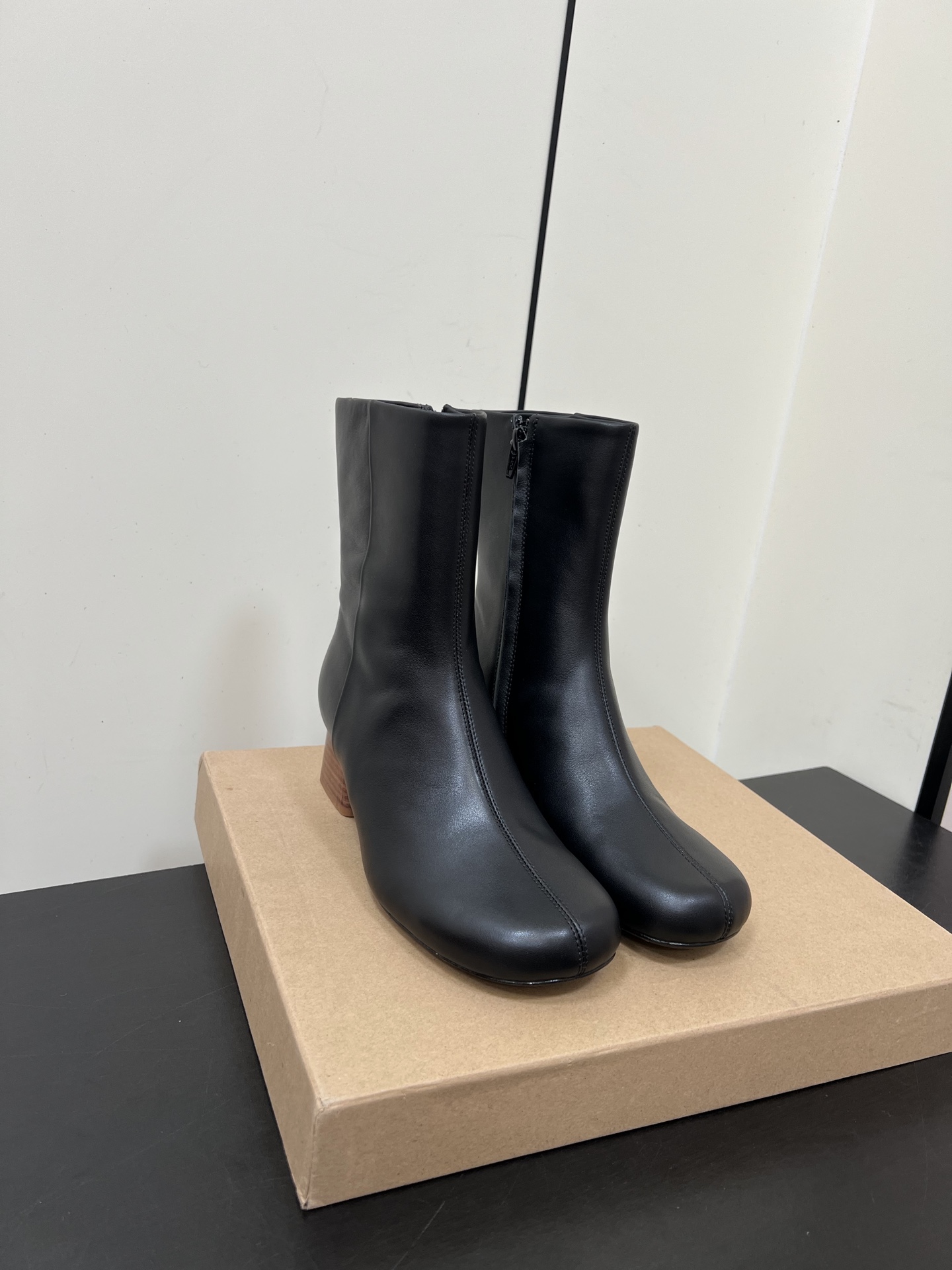 NO:593286,Lemaire 25ss new minimalist high-heeled boots are low-key and classy, exuding charming temperament everywhere. A pair of high-end and practical small leather boots are expressed in this casual and lazy way. I really like it. The upper is made of imported cowhide, which is soft, delicate and textured. Your feet seem to be wrapped in soft clouds. The heel is light and can be stepped on super comfortable, with absolutely zero friction. Fabric cowhide leather lining Outsole Genuine leather outsole  Size35-41 (40 41 custom-made, non-returnable), boots, cowhide, Leather soles19860909Lemaire 25ss 新款极简高跟靴低调有品,处处散发着迷人的气质 一双高级又实用的小皮靴用这种随意又慵懒的方式表达出来,我真的超级喜欢 鞋面是用进口牛皮 软糯细腻有质感,双脚像是被柔软的云朵包裹着,后跟轻盈可以脚踩超级舒适,绝对的零磨脚. 面料牛皮 内里牛皮 大底真皮大底 Size35-41（40 41订做不退换）,靴子,boots,cowhide,Leather soles,Women's Shoes