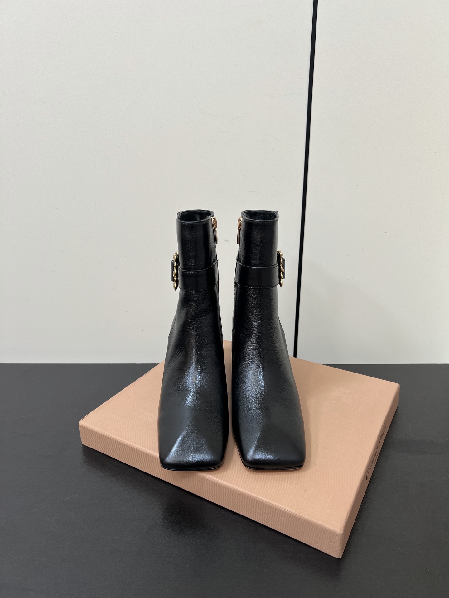 NO:593289,Gianvito Rossi's easy-to-move square-toe short boots have a plain design, simple and elegant. Fashion highlights!  Adhering to its traditional Italian craftsmanship, focusing on exquisite details and creating elegant femininity, every pair of Rossi's women's shoes will take the proportion of women's curves into consideration before designing. Secondly, on the basis of inheriting elegance, it is also younger and more fashionable, using bright colors and elegant line design to create fashionable charm!  Fabric nubuck leather Size35-42 (40.41.42 custom-made, non-returnable), boots, boots19860909吉安维托·罗西GianvitoRossi轻松移动方头短靴 素面设计,简单大方.时尚亮点！ 秉承了其传统意大利工艺,专注精巧细节,打造优雅女人味,每一双罗西的女鞋在设计之前都会将女性曲线比例考虑在先. 其次在继承了优雅的基础上,也更加年轻时髦,以鲜艳的颜色和讲究的线条设计塑造时尚魅力！ 面料磨砂皮 Size35-42（40.41.42订做不退换）,靴子,boots,Women's Shoes