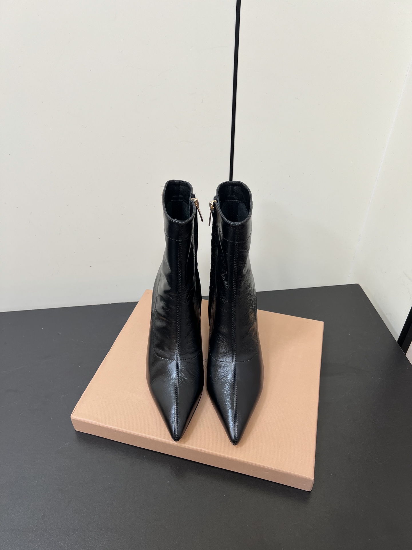 NO:593287,Gianvito Rossi25s new autumn and winter style Rossi GR pointed toe ankle boots with side zipper R buckle stiletto short boots and high heel boots. The upper is made of suede leather, with a soft and delicate texture. It has a sense of luxury and high-end, and at the same time adds a retro elegance to the overall look.  The classic pointed toe design can naturally elongate the leg line and modify the foot shape, and is a timeless tool for 'showing longer legs'; the shoe shaft has a moderate height and belongs to the category of ankle boots. It is suitable for a variety of trousers (such as jeans, black pants) or skirts (such as dresses, skirts), and can be worn in a wide range of scenarios. There is a horizontal ribbon on the side of the shoe body, and the ribbon is embellished with the brand's iconic logo  Metal buckle ‘R’ element variant, often using metal accessories to enhance the sense of luxury, adding exquisite details and recognition to the simple boot body. Upper cowhide/sheepskin, lining sheepskin, sole Italian genuine leather outsole, heel height 7cm, size 35-39 (40.41.42 custom-made, non-refundable), boots, boots, skirts, jeans, cowhide, sheepskin, sheep, Leather soles19860909Gianvito Rossi25s秋冬新款 罗西 GR尖头及踝靴侧拉链R扣细跟短靴高跟靴子 鞋面采用绒面革,质感柔软细腻,自带奢华高级感,同时为整体造型增添了一份复古优雅气质. 经典的尖头设计,能自然拉长腿部线条,修饰脚型,是永不过时的“显腿长”利器；鞋筒高度适中,属于踝靴范畴,适配多种裤装（如牛仔裤、小黑裤）或裙装（如连衣裙、半身裙）,穿搭场景广泛. 鞋身侧面有一条 横饰带,饰带上点缀着品牌标志性的 金属扣环‘R’元素变体,常以金属配件提升奢华感,为简约的靴身增添了精致细节与辨识度. 鞋面牛皮/羊猄皮 内里垫脚羊皮 鞋底意大利真皮大底 跟高7cm 码数35-39（40.41.42定做不退换）,靴子,boots,skirts,jeans,cowhide,sheepskin,sheep,Leather soles,Women's Shoes