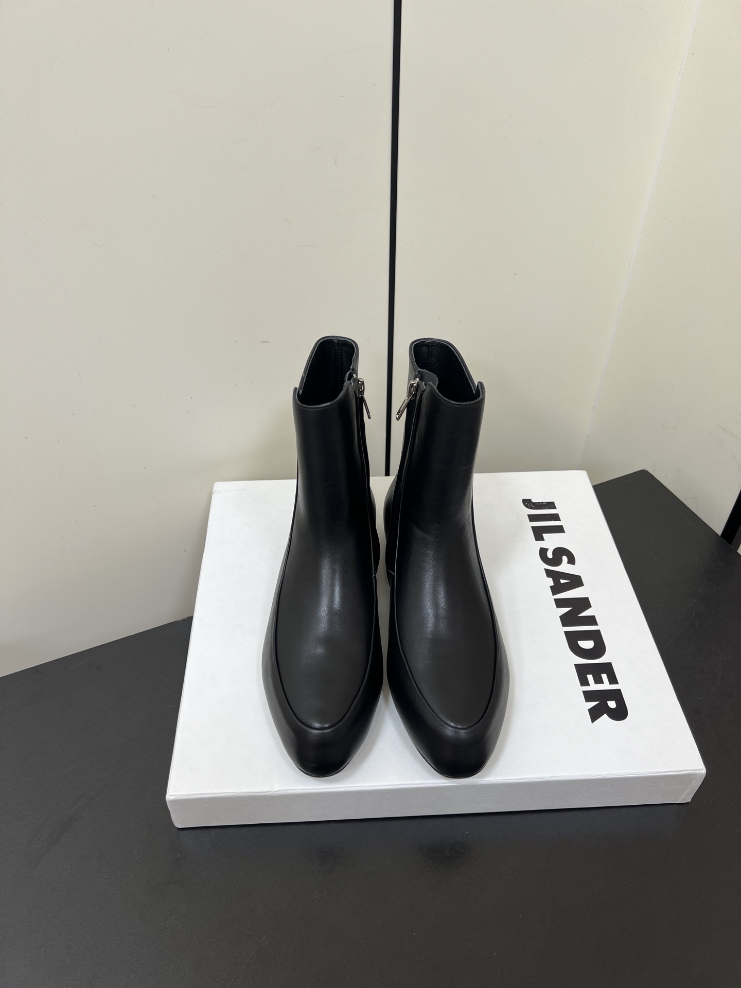 NO:593291,Jilsander 25/ Autumn latest minimalist inner height ankle boots side zipper round toe short boots Chelsea granny boots simple and elegant style!  The upper body is invincible in shaping the legs!  Really handsome!  !  The inner heightening design makes the legs look slimmer and straighter!  !  It is also very friendly for those with straight legs and thick legs~ Needless to say about the matching~~Versatile artifact, cowhide fabric, sheepskin lining, Italian injection molded leather outsole, 3.5cm increase in height, size 35-39 (40.41 custom made, non-returnable), boots, jil sander, jil sander, boots, cowhide, sheepskin, Leather soles19860909Jilsander 吉尔桑达 25/ 秋季 最新 极简内增高及踝靴侧拉链圆头短靴切尔西奶奶靴 简约大气款！上身无敌修饰腿型！真的帅bao了！！内增高设计上脚巨显腿直,又瘦又直！！对于腿不直腿粗的也非常友好～搭配上更是不用多说啦～~百搭神器 面料牛皮 内里垫脚羊皮 鞋底意大利注塑真皮大底 内增高3.5cm 码数35-39（40.41定做不退换）,靴子,jil sander,jil sander,boots,cowhide,sheepskin,Leather soles,Women's Shoes