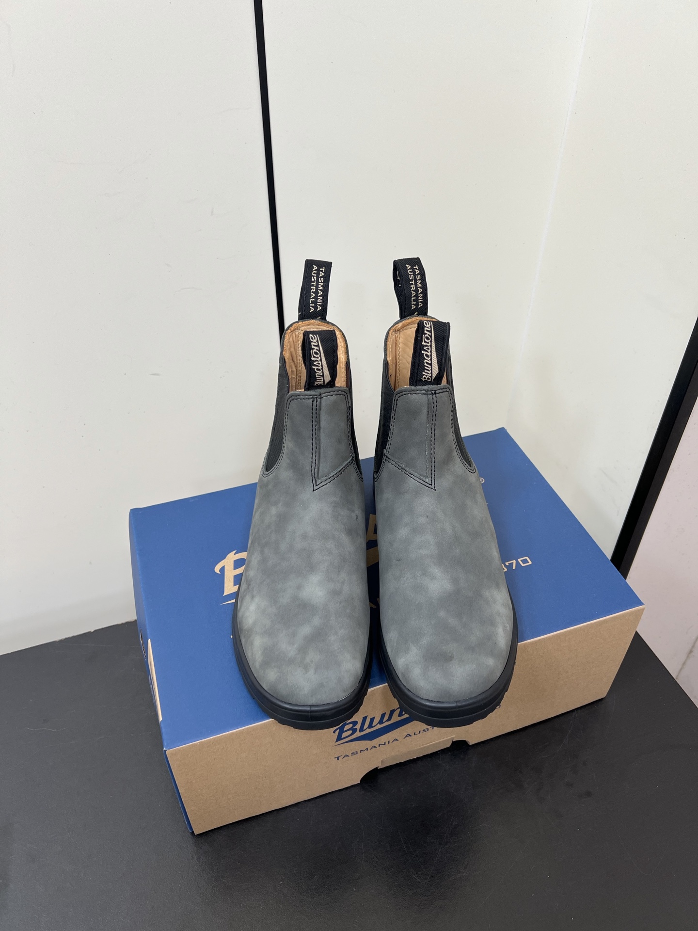 NO:593293,Blundstone niche trendy brand 2025 vs autumn and winter round toe retro elastic short boots, the top version of the popular autumn and winter Blundstone casual boots!  One of the most worth-buying boots this year!  The elastic style element is really cool this autumn and winter. The autumn and winter limited edition is very difficult to buy at the counter. It looks very hard, but it is actually very soft and easy to wear!  The feet feel great!  The boots are wide, no matter whether your legs are thick or thin, you can wear them with a loose feeling and make your legs look very straight!  !  Full of punk style!  Upper: Original customized cowhide Lining: Original customized sheepskin Foot pads: Original customized sheepskin Outsole: Original molded IP molded outsole Heel height: 3cm Code number: 35-39 (40. Customized, non-refundable and non-exchangeable), boots, boots, cowhide, sheepskin19860909Blundstone小众潮牌2025vs秋冬圆头复古松紧短靴 顶级版本秋冬爆款blundstone休闲靴！ 今年最值得入手的靴子 没有之一！松紧风格元素,今年秋冬确实泰酷辣 秋冬限定款 专柜非常难买 看着很硬的样子 其实非常软巨好穿！脚感超赞！ 靴筒宽大 不管腿粗腿细 都能穿出宽松感而且非常显腿直！！朋克风十足！ 鞋面:原版定制牛皮 内里:原版定制羊皮 垫脚:原版定制羊皮 大底:原版开模IP成型大底 跟高:3cm 码数:35-39（40.订做不退不换),靴子,boots,cowhide,sheepskin,Women's Shoes