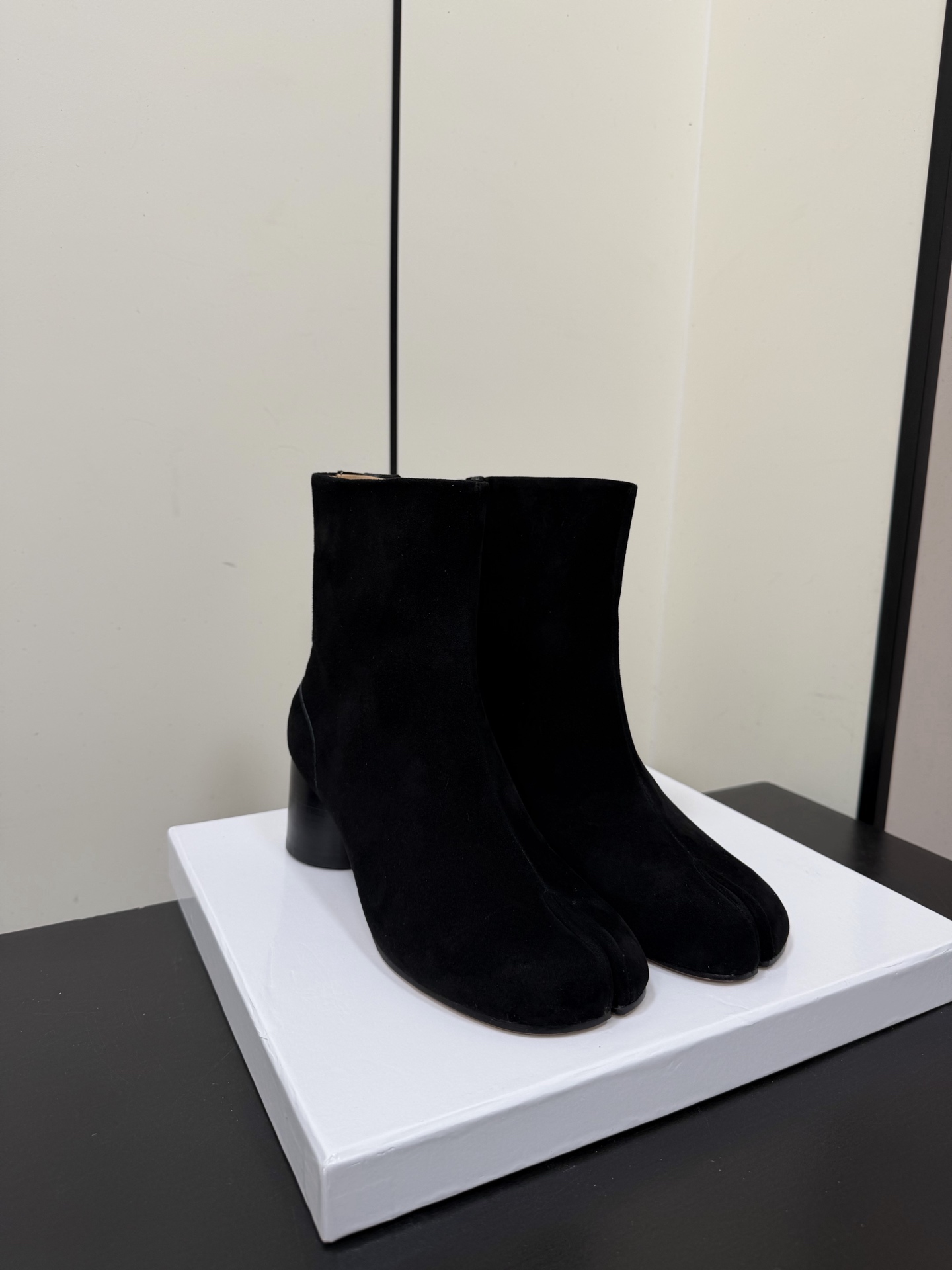 NO:630373,maisonmargiela MM6 split-toe Maisonmargiela classic split-toe boots are highly recognizable, perfect in comfort, and a timeless item. Original sheepskin, cowhide sole!  Actual measured heel height 6cm, top quality 35-39 (40.41.42 customized, non-returnable), boots, masion margiela, masion margiela, boots, cowhide, sheep19860909maisonmargiela MM6分趾 马吉拉经典分趾靴 辨识度极高,舒适度满分,不会过时的决绝子单品 原版羊猄,牛皮鞋底！ 实测6cm跟高 顶级品质35-39（40.41.42定制不退换）,靴子,masion margiela,masion margiela,boots,cowhide,sheep,Women's Shoes