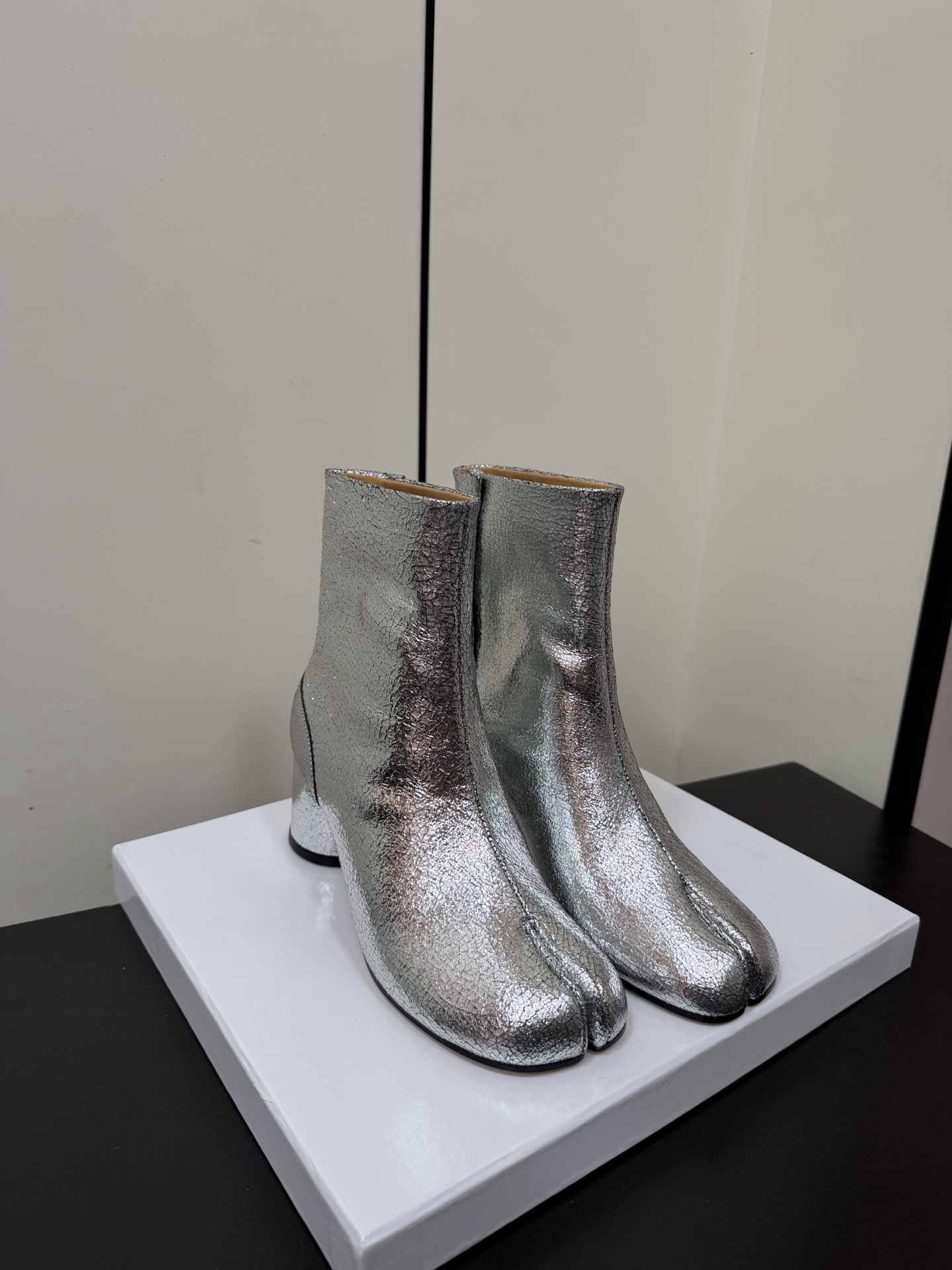 NO:630356,maisonmargiela MM6 split-toe Maisonmargiela classic split-toe boots are highly recognizable, perfect in comfort, and a timeless item. Exploded sheepskin, cowhide soles!  Actual measured heel height 6cm, top quality 35-39 (40.41.42 customized, non-refundable), boots, masion margiela, masion margiela, boots, cowhide, sheepskin19860909maisonmargiela MM6分趾 马吉拉经典分趾靴 辨识度极高,舒适度满分,不会过时的决绝子单品 爆裂羊皮,牛皮鞋底！ 实测6cm跟高 顶级品质35-39（40.41.42定制不退换）,靴子,masion margiela,masion margiela,boots,cowhide,sheepskin,Women's Shoes