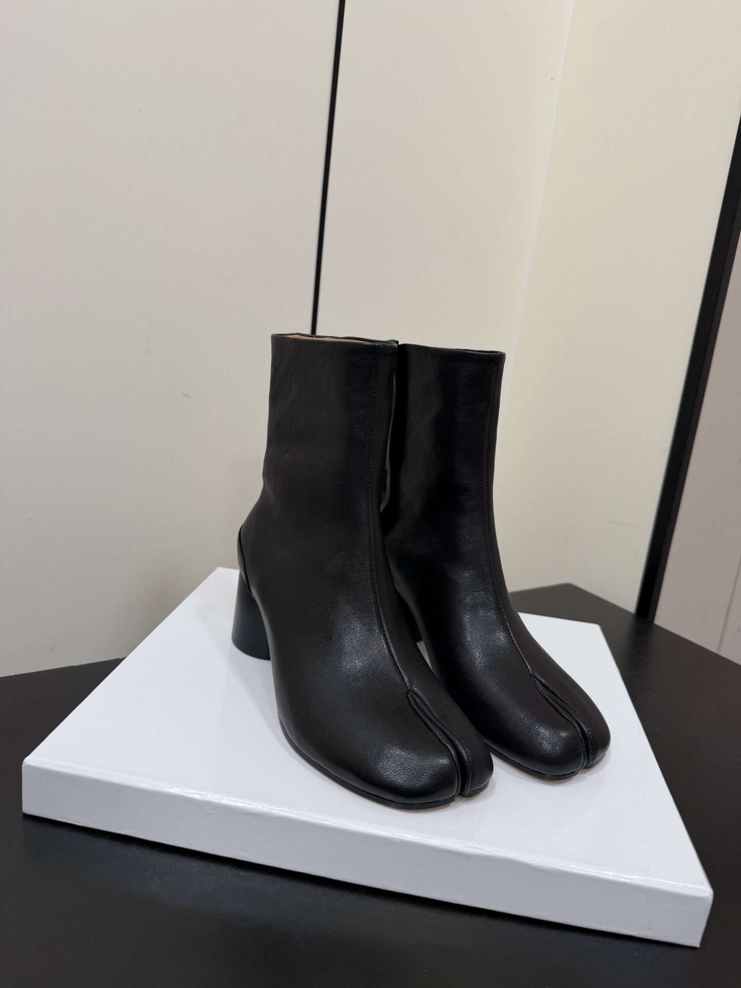 NO:630358,maisonmargiela MM6 split-toe Maisonmargiela classic split-toe boots are highly recognizable, perfect in comfort, and a timeless item. Original sheepskin, cowhide sole!  Actual measured heel height 6cm, top quality 35-39 (40.41.42 customized, non-returnable) Color black, apricot, camel, coffee, brown, purple, purple, boots, masion margiela, masion margiela, boots, cowhide, sheepskin19860909maisonmargiela MM6分趾 马吉拉经典分趾靴 辨识度极高,舒适度满分,不会过时的决绝子单品 原版羊皮,牛皮鞋底！ 实测6cm跟高 顶级品质35-39（40.41.42定制不退换） 颜色黑色,杏色,驼色,咖啡色,棕色,紫色,紫红,靴子,masion margiela,masion margiela,boots,cowhide,sheepskin,Women's Shoes