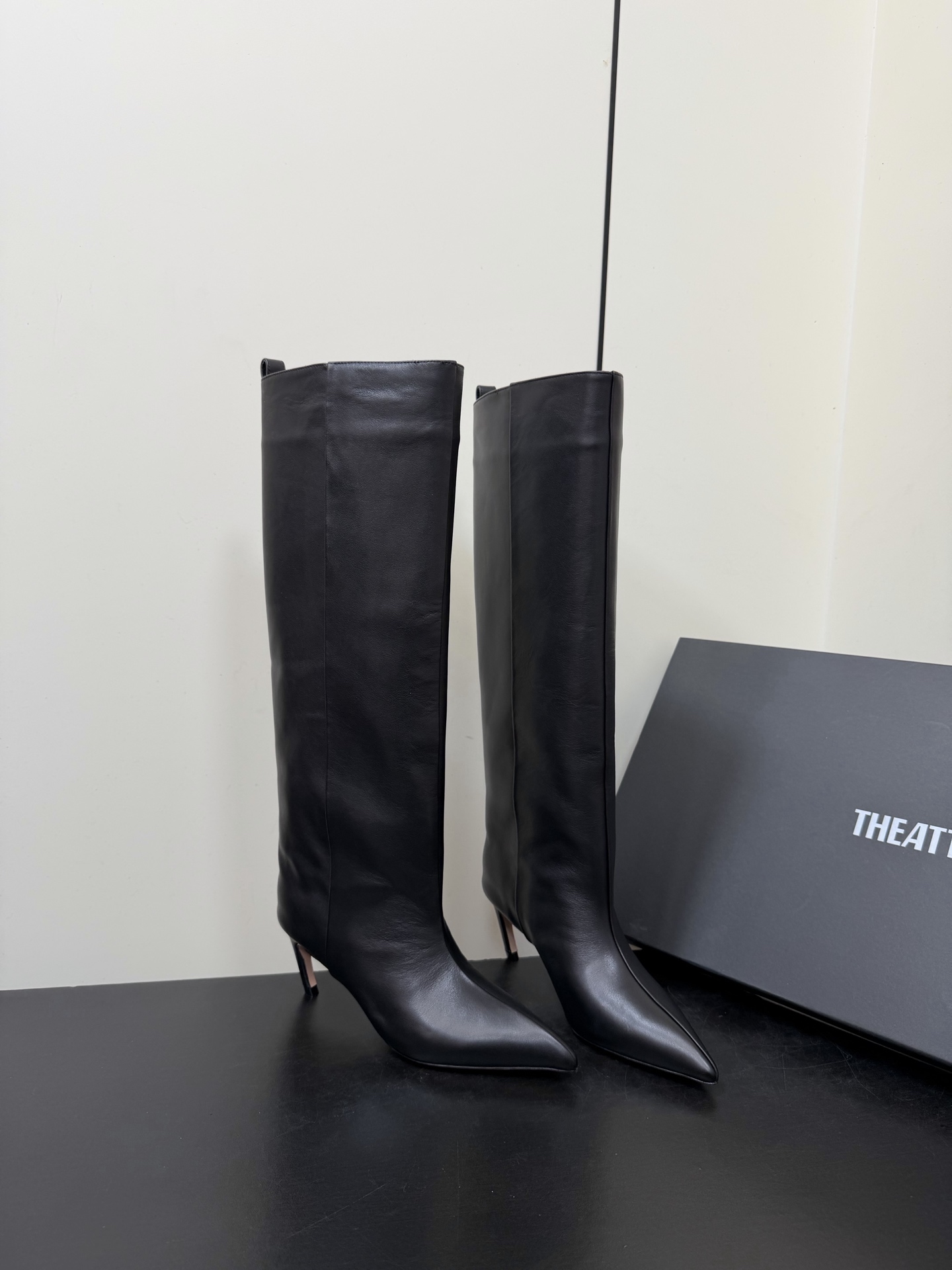 NO:630369,The Attico 2025/AW Minimalist pointed-toe boots. The must-have pointed-toe wide boots for hot girls in autumn and winter. They are the first to look slimmer. They are full of design and have a distinctive retro feel. They are fashionable and must-have for autumn and winter... Upper: imported cowhide. Lining: sheepskin. Outsole: original molded outsole. Size: 35-41 (40.41 customized, non-refundable). Boots, boots, cowhide, sheepskin19860909The Attico 2025/AW 极简风尖头长靴 秋冬辣妹必备尖头宽筒长靴、显瘦第一名、设计感十足、与众不同的复古感、时髦精秋冬必备… 鞋面:进口牛皮 内里:羊皮 大底:原版开模大底 Size:35-41（40.41定制不退换）,靴子,boots,cowhide,sheepskin,Women's Shoes