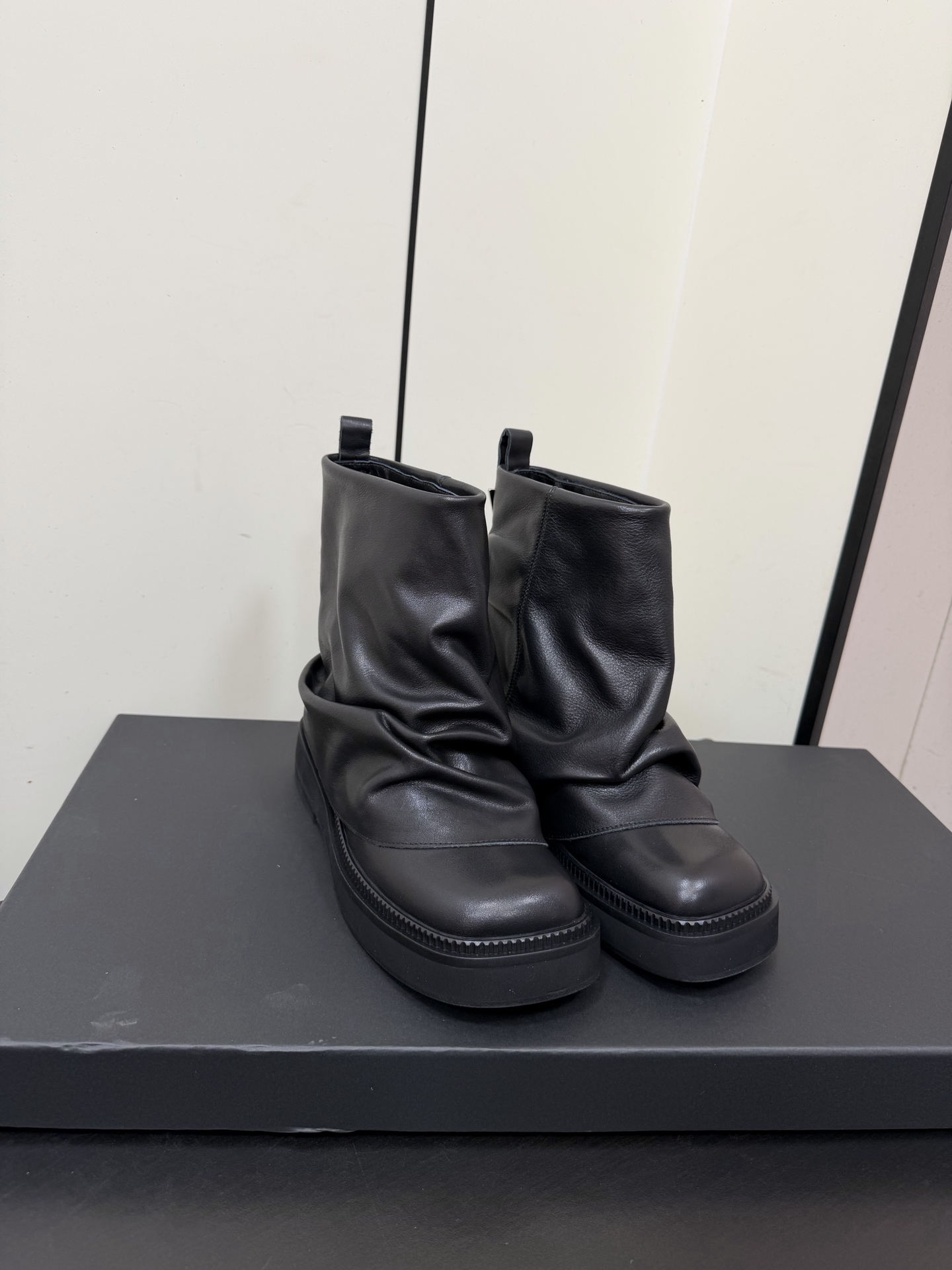 NO:630357,THE ATTICO 2025Fw new autumn and winter fashionable thick-soled short boots are popular among Internet celebrities. Short-leg pile boots and slip-on short boots. The selected leather is combined with street inspiration, and the ingenious craftsmanship has leapt into exquisite daily life. The personalized pleats and metal embellishments are unique. The various styles depict the diverse portraits of urban women, and they can freely wander around their home court!  A super high-quality item. A pair of boots that look good with everything. They are amazing. The upper is cowhide/cow suede. The lining is water-dyed cowhide. The sole is leather welt combined with Italian genuine leather outsole. Heel height is 4cm. Size 35-39 (40.41 custom-made and non-refundable). Snow boots, boots, cowhide, Leather soles19860909THE ATTICO 2025Fw秋冬新品时髦厚底短靴爆火网红短筒堆堆靴一脚蹬短靴 甄选皮革融合街头灵感,匠心工艺跃升精致日常,个性褶裥与金属缀饰特立独行,多样款式描绘都市女性多元肖像,率性游走自我主场！ 超高品味单品 搭配一切衣服都好看的一双靴 太绝了 鞋面牛皮/牛反绒 内里垫脚水染牛皮 鞋底真皮沿条组合意大利真皮大底 跟高4cm 码数35-39（40.41定做不退换）,雪地靴,boots,cowhide,Leather soles,Women's Shoes