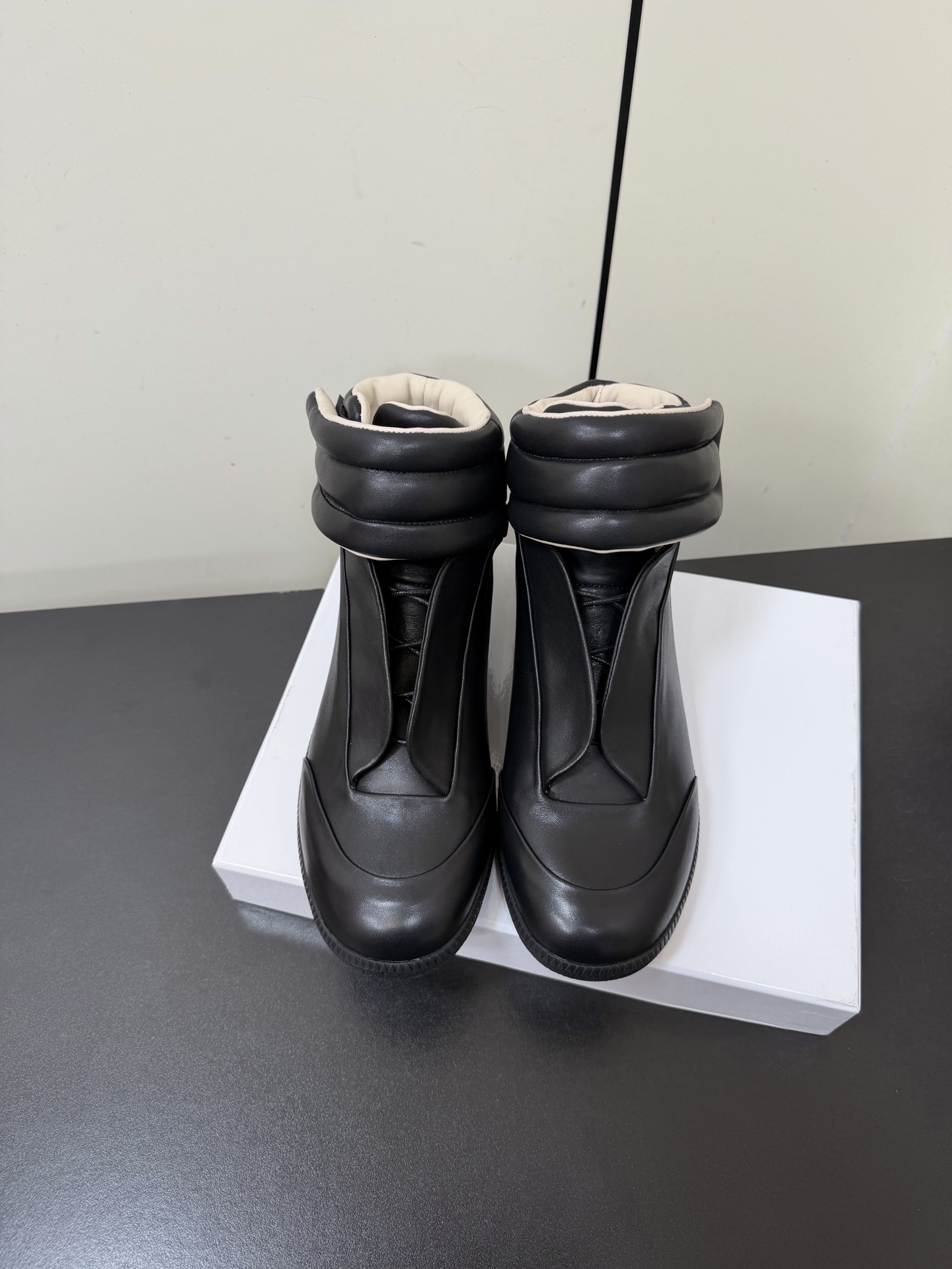 NO:630359,Men’s Maison Margiela MM6 Margiela shoes are back. Future Sneaker is back again this season!  Originally launched in the SS11 collection, the Future sneaker is relaunched this season with FW25. The Future sneaker is defined by its seamless construction and hidden fastening. It has no visible laces and the hidden straps fold over the tongue to create an even surface, evoking Margiela's design language of anonymity and restraint. Upper imported top-grain cowhide Leather lining Sheepskin Outsole Original open-molded rubber outsole  Size 35-48 (40.41 for women, 45-48 for men, no return or exchange), snow boots, masion margiela, masion margiela, boots, sneakers, cowhide, sheepskin19860909男款Maison Margiela MM6马吉拉神鞋回归 Future Sneaker又在这一季回归啦！ Future运动鞋最初在SS11系列中推出,FW25本季重新推出. Future运动鞋由其无缝结构和隐藏式紧固来定义.它没有可见的鞋带,隐藏的带子在舌头上折叠,形成一个均匀的表面,唤起马吉拉匿名和克制的设计语言. 鞋面进口头层牛皮 内里羊皮 大底原版开模橡胶大底 码数35-48（女40.41男45-48定制不退换）,雪地靴,masion margiela,masion margiela,boots,sneakers,cowhide,sheepskin,Women's Shoes