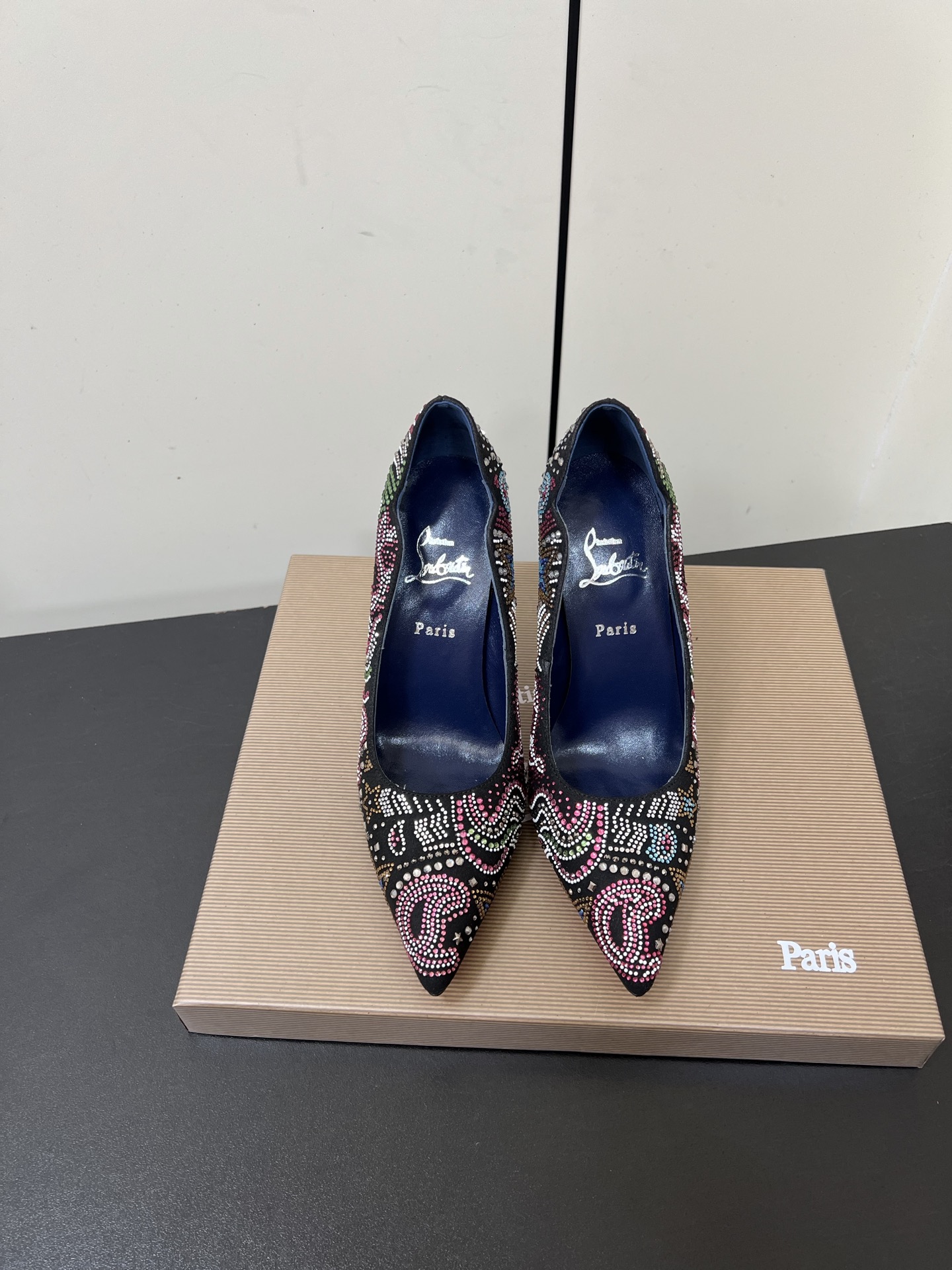 NO:630345,Christian Louboutin CL red-soled shoes 25ss latest CL pointed-toe rhinestone high-heeled shoes. Same style as BS stars. Platform anchors and Internet celebrity bloggers perform it with passion. Fashionable and elegant temperament, showing sexy and enchanting femininity. Impressive ~ classic, noble and elegant. Original custom-made cowhide fabric. Imported sheepskin lining. Original genuine leather outsole. Heel height 10.5cm.  Size 35-39 (40.41.42.43 can be customized), boots and high heels, christian louboutin, boots, high heels, cowhide, sheepskin, Leather soles19860909Christian Louboutin路铂廷CL 红底鞋 25ss最新CL尖头水钻高跟鞋 BS明星同款,平台主播、网红博主倾情演绎,时尚优雅气质 尽显性感妖娆女人味.仙气逼人～经典高贵优雅 面料原版定制牛皮 内里进口羊皮内里 大底原版真皮大底 跟高10.5cm 码数35-39（40.41.42.43可定做）,靴子高跟鞋,christian louboutin,boots,high heels,cowhide,sheepskin,Leather soles,Women's Shoes