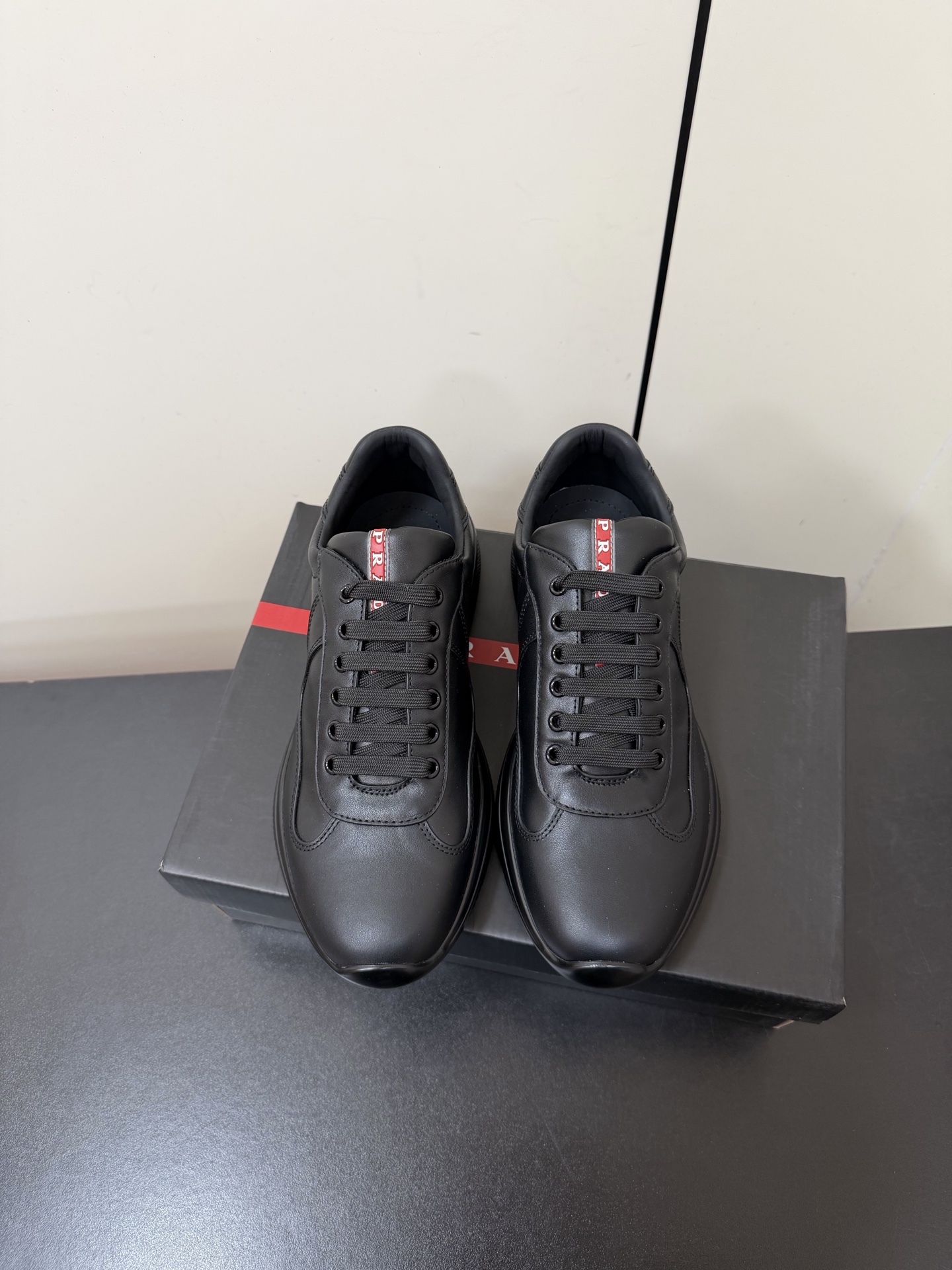 NO:630333,High version of Prada 25/ America’s Cup series casual sports shoes for couples. Original purchase, development and production. This patent leather sports shoe is embedded with Bike fabric, inspired by the classic aesthetic concept. The tongue and sole are decorated with the recognizable Prada Linea Rossa logo to further enhance the style. The delivery counter is beautifully packaged. Fabric: Original custom imported first-layer cowhide. Lining: Original imported breathable mesh lining. Outsole: Original open-molded anti-slip TPU material. Size:  35-45 (customized for women’s size 41.42, customized for men’s size 46), casual shoes/sports shoes, prada, prada, sneakers, cowhide19860909高版本Prada普拉达 25/ America’s Cup系列情侣休闲运动鞋 原版购入开发 做货 这款漆面皮革运动鞋内嵌Bike织物,灵感源自经典美学理念. 鞋舌和鞋底饰以富有辨识度的Prada Linea Rossa标识,进一步提升格调 配送专柜精美包装 面料: 原版定制进口头层牛皮 内里: 原版进口透气网里 大底: 原版开模防滑TPU材质 Size: 35-45（女码41.42定制,男码46定制）,休闲鞋/运动鞋,prada,prada,sneakers,cowhide,Women's Shoes