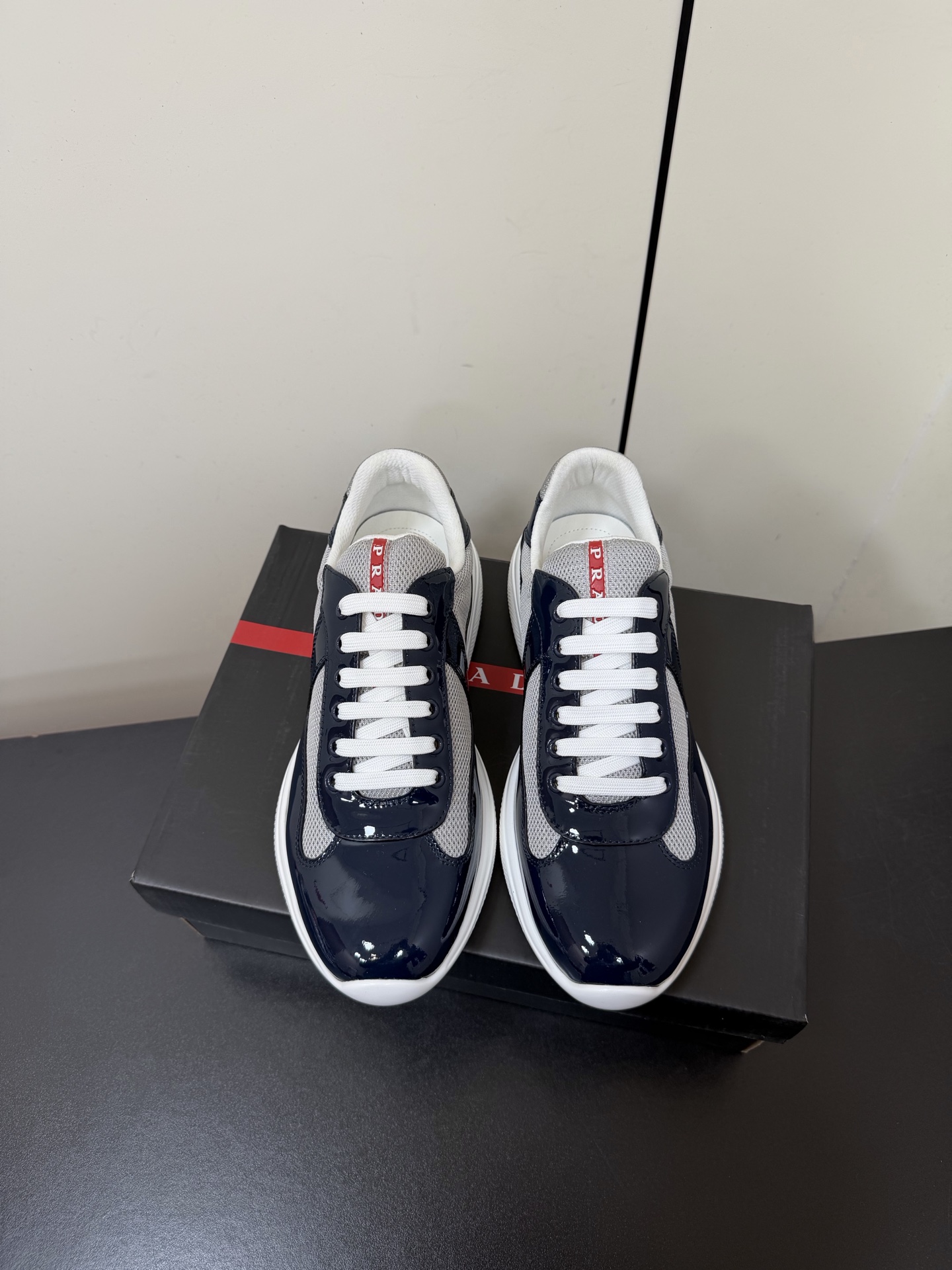 NO:630336,High version of Prada 25/ America’s Cup series casual sports shoes for couples. Original purchase, development and production. This patent leather sneaker is embedded with Bike fabric, inspired by the classic aesthetic concept. The tongue and sole are decorated with the recognizable Prada Linea Rossa logo to further enhance the style. Beautiful packaging at the delivery counter. Fabric: imported first-layer cow patent leather/original technical fabric. Lining: original imported breathable mesh lining. Outsole: original open-molded anti-slip TPU material.  Size: 35-45 (women’s size 41.42, men’s size 46), casual shoes/sports shoes, prada, prada, sneakers19860909高版本Prada普拉达 25/ America’s Cup系列情侣休闲运动鞋 原版购入开发 做货 这款漆面皮革运动鞋内嵌Bike织物,灵感源自经典美学理念. 鞋舌和鞋底饰以富有辨识度的Prada Linea Rossa标识,进一步提升格调 配送专柜精美包装 面料: 进口头层牛漆皮/原版科技织物 内里: 原版进口透气网里 大底: 原版开模防滑TPU材质 Size: 35-45（女码41.42定制,男码46定制）,休闲鞋/运动鞋,prada,prada,sneakers,Women's Shoes