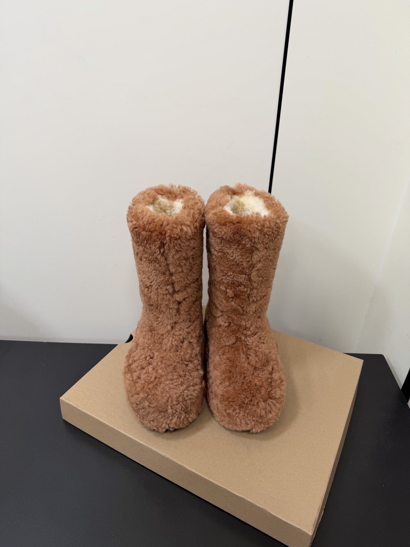 NO:630330,UGG2025 autumn and winter lamb wool warm snow boots are the most worth buying boots this year!  This autumn and winter are really cool. The autumn and winter limited editions are very hard to buy at counters. They are very soft and easy to wear!  The feet feel great!  The boots are wide, no matter whether your legs are thick or thin, you can wear them with a loose feeling and make your legs look very straight!  !  Fabric and fur integrated lambswool, lining full of wool, outsole, rubber outsole, heel height 4cm, Size#35-40 (40 customized, non-returnable), snow boots, boots19860909UGG2025秋冬羊羔毛保暖雪地靴 今年最值得入手的靴子 没有之一！今年秋冬确实泰酷辣 秋冬限定款 专柜非常难买 非常软巨好穿！脚感超赞！ 靴筒宽大 不管腿粗腿细 都能穿出宽松感而且非常显腿直！！ 面料皮毛一体羊羔毛 内里全羊毛 大底橡胶大底 跟高4cm  Size#35-40（40定制不退换）,雪地靴,boots,Women's Shoes