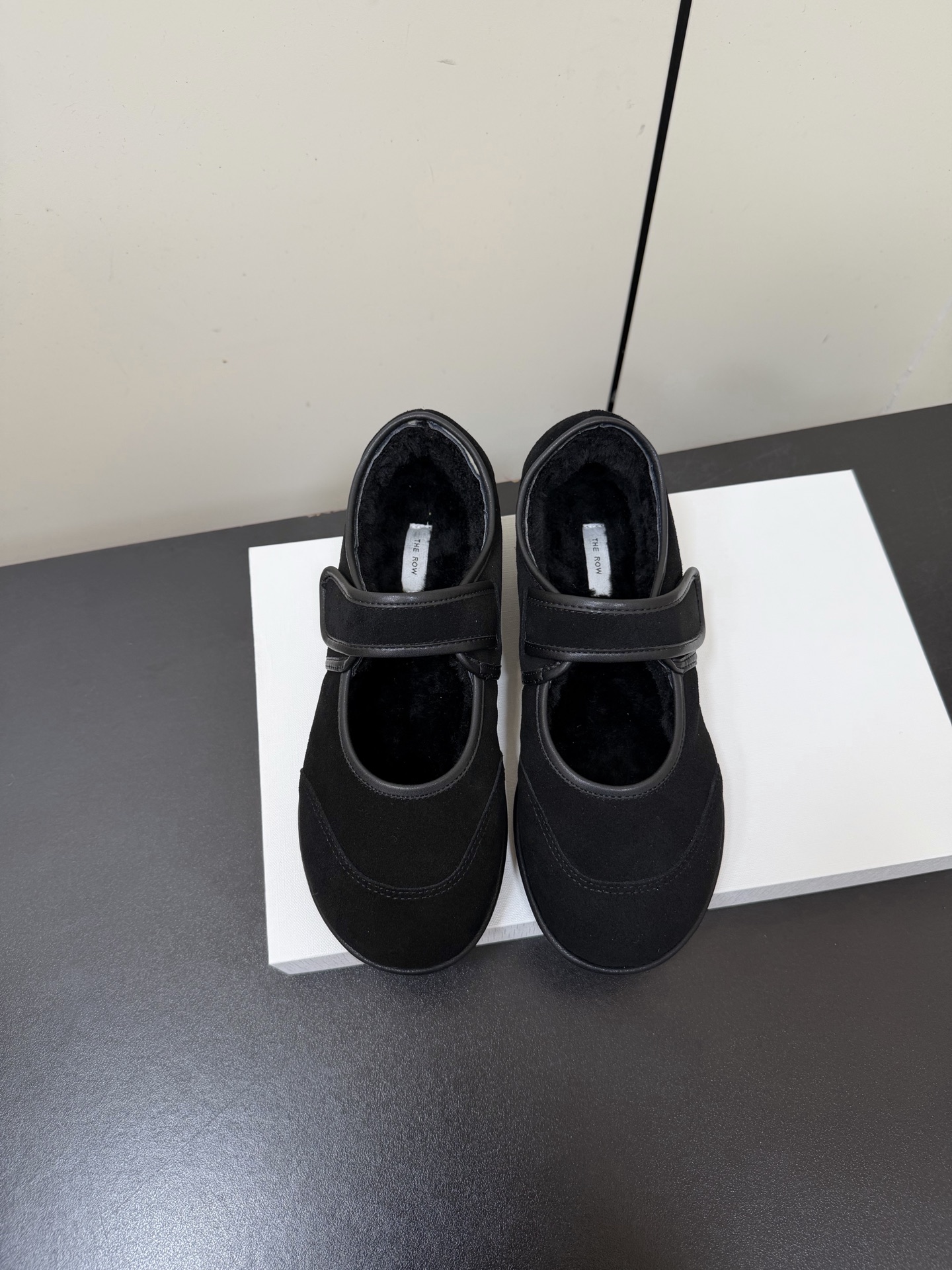 NO:630344,TheRow25ss new autumn and winter Mary Jane furry shoes adopt the classic Mary Jane shoe shape, using Velcro instead of the traditional buckle, which is simple and has a retro feel. The upper material is suede, with a delicate and high-end texture, and the lining is designed with velvet, taking into account both fashion and warmth.  It can be paired with high-waisted straight jeans, a beige sweater or a corduroy shirt as a top, and a brown underarm bag to create a lazy retro casual feel. Choose the light brown model, match it with a floral dress, wear a khaki windbreaker, and wear these shoes to show the French literary atmosphere. Cow suede upper, wool lining, original open-molded outsole, size 35-40 (40 customization is not returnable), fur shoes Mary Jane, mary  jane,skirts,jeans,sweaters,shirts19860909TheRow25ss 秋冬新款 玛丽珍毛毛单鞋 采用经典玛丽珍鞋型,以魔术贴替代传统搭扣,简约又带点复古感.鞋面材质为绒面,质感细腻高级,内里加绒设计,兼顾时尚与保暖. 可搭配高腰直筒牛仔裤,上衣选择米色毛衣或灯芯绒衬衫,再搭配一个棕色腋下包,打造出慵懒的复古休闲感.选择浅棕色款,搭配碎花连衣裙,外面套一件卡其色风衣,脚踩这双鞋子,尽显法式文艺气息. 鞋面牛反绒 内里羊毛 大底原版开模大底 size35-40（40定制不退换）,毛毛鞋玛丽珍,mary jane,skirts,jeans,sweaters,shirts,Women's Shoes