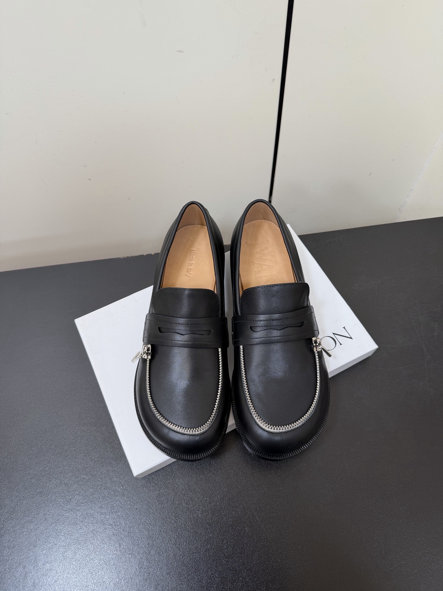 NO:630326,JWANDERSON 25s spring and summer new metal zipper flat loafers, British style small leather shoes. The humorous toe has a cuteness that is indifferent to others, and it is very cheerful to walk!  The upper made of first-layer cowhide/suede leather is also very eye-catching, and the overall appearance of the foot is very age-reducing~ The thin sole is also very light and very versatile!  When I walked, I saw the joy of my shoes popping off, and my whole class smell was removed!  Upper layer of cowhide/suede leather, lining of foot pads of cowhide, original outsole, size 35-39 (40 customized, non-refundable), loafers, loafers, cowhide19860909JWANDERSON 25s春夏新款金属拉链平底乐福鞋 英伦风小皮鞋 幽默十足的鞋头带着一种不顾他人的可爱,走起来也十分欢快！采用头层牛皮/反绒皮 的鞋面也十分的跳脱,整体上脚就非常的减龄～薄底上脚也十分轻便,十分百搭！走路上看见鞋子跳脱的欢快,整个人班味都去除了！ 鞋面头层牛皮/反绒皮 内里垫脚牛皮 鞋底原版大底 码数35-39（40定做不退换）,乐福鞋,loafers,cowhide,Women's Shoes