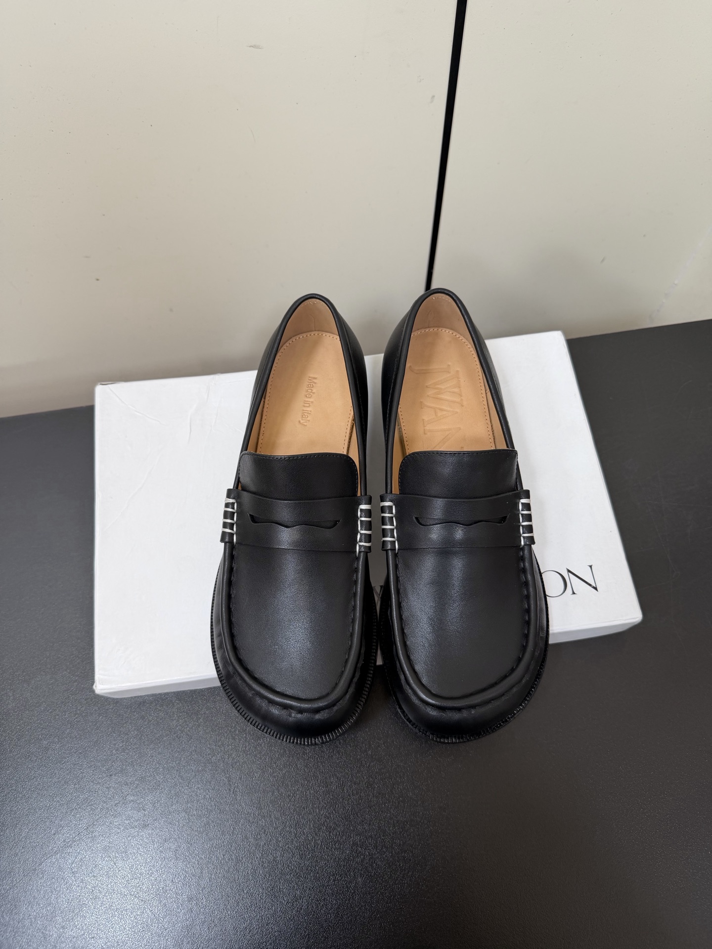NO:630329,JWANDERSON's new flat loafers are British-style small leather shoes. The humorous toe has a cuteness that is indifferent to others, and they are very cheerful when walking!  The upper made of first-layer cowhide/suede leather is also very eye-catching, and the overall appearance of the foot is very age-reducing~ The thin sole is also very light and very versatile!  When I walked, I saw the joy of my shoes popping off, and my whole class smell was removed!  Upper layer of cowhide/suede leather, lining of foot pads of cowhide, original outsole, size 35-39 (40 customized, non-refundable), loafers, loafers, cowhide19860909JWANDERSON新款平底乐福鞋 英伦风小皮鞋 幽默十足的鞋头带着一种不顾他人的可爱,走起来也十分欢快！采用头层牛皮/反绒皮 的鞋面也十分的跳脱,整体上脚就非常的减龄～薄底上脚也十分轻便,十分百搭！走路上看见鞋子跳脱的欢快,整个人班味都去除了！ 鞋面头层牛皮/反绒皮 内里垫脚牛皮 鞋底原版大底 码数35-39（40定做不退换）,乐福鞋,loafers,cowhide,Women's Shoes