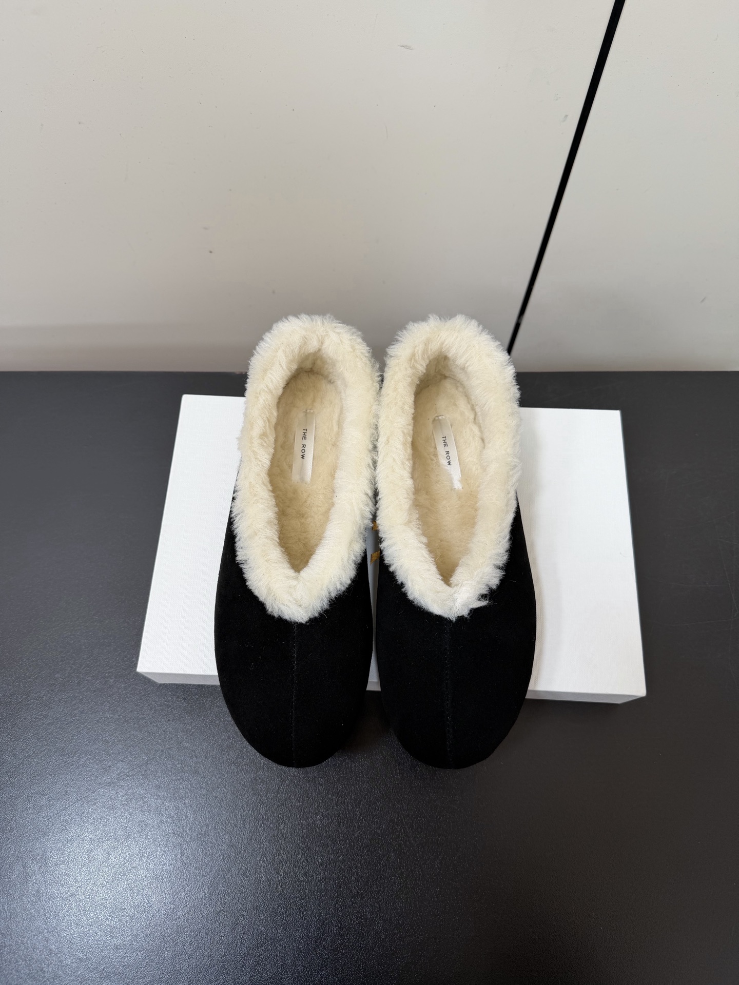 NO:630352,TheRow's new autumn and winter minimalist style shallow mouth fur flats are very soft and easy to wear without rubbing on the feet. Major bloggers are wearing them one after another. The simple design is the consistent style of this brand, and everyone loves it. It is simple to wear but looks good on the feet.  Continuing the consistent minimalist style, the shoe body is extremely light and close to the skin. The whole pair of shoes looks simple but the craftsmanship is very difficult. It is made using a full leather bag production process. It is hand-sewn by masters. It is super waste material. It is very comfortable, soft and skin-friendly on the feet. You don’t have to worry about the foot feel. Good wear is a must. You can feel like wearing it without wearing it. Fabric: Original custom-made imported Niu Jing, wool lining, outsole original molded rubber sole Size35-41 (40  41 Custom-made (non-refundable), furry shoes, flats19860909TheRow秋冬新款极简风浅口毛毛平底鞋 整个鞋子非常柔软,好穿不磨脚.各大博主纷纷在穿,简单设计乃是这个品牌一贯作风,迎来众人喜爱看着简单上脚起来却很好看 延续了一贯极简风格,鞋身极其轻便贴肤,整双鞋子看似简单其实工艺很难,采用全皮套包制作工艺,老师傅纯手工缝制作,超级废料,上脚非常舒适柔软亲肤,脚感方面完全不可担心,好穿是必须的,穿若无穿的上脚体验 面料:原版定制进口牛京, 内里羊毛, 大底原版开模橡胶底 Size35-41（40 41订做不退换）,毛毛鞋,flats,Women's Shoes