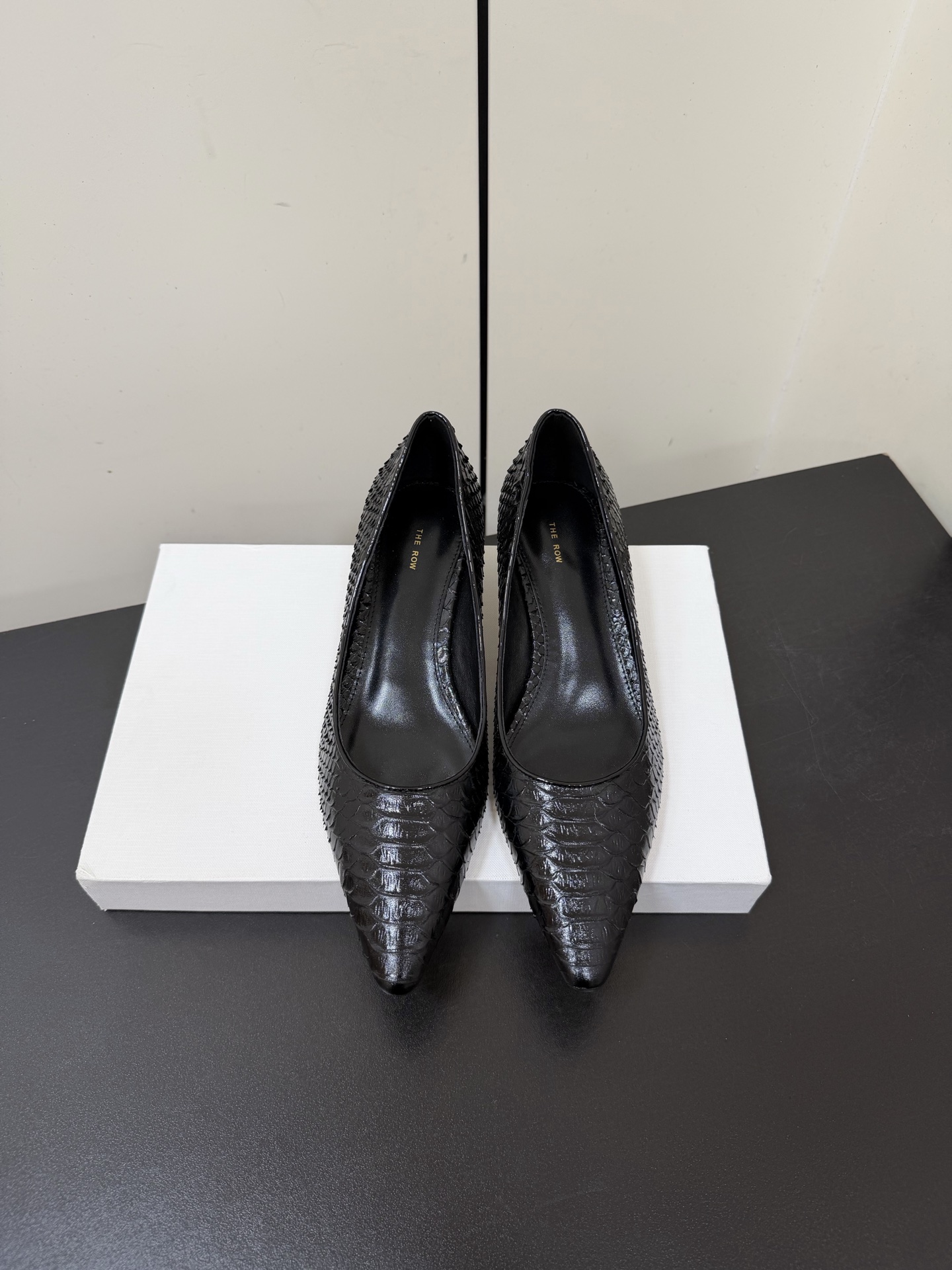 NO:630349,The row French retro simple style point-toe shoes, the queen of retro temperament, the whole shoe style is simple and elegant, very clean and easy to match!  It can also be easily used for daily wear, dates and parties, etc.!  Wearing it makes your feet look slimmer and visually lengthens your legs!  Anyone who sees this texture will shout YYDS! It exudes a sense of nobility from the inside out ~ full of luster!  Plus it’s comfortable and durable!  It is light and comfortable to wear, and your feet are not tired at all when walking!  It can be used for daily commuting, shopping, etc.!  The upper is made of knife-cut cowhide, the lining is sheepskin, and the injection molded leather outsole is imported from Italy. Heel height: 3.5cm/6.5cm. Size: 35-41 (40.41. Customized, non-returnable). Comes with original packaging, high heels, single shoes, high heels, cowhide, sheepskin, Leather soles.19860909The row法式复古简易风尖头单鞋 复古气质女王 整个鞋型简约大气,很干净利落又好搭配！日常穿搭、约会聚会等也能轻松驾驭！ 穿上很显脚瘦,又在视觉上拉腿长！这质感,任谁看了都高呼YYDS!由内到外散发着贵气感~光泽感拉满！而且舒适又耐穿！穿着轻便舒服,走路完全不累脚！日常通勤、逛街等统统都能hold得住！ 鞋面采用刀割纹牛皮 内里垫脚羊皮 意大利进口注塑真皮大底 跟高:3.5cm/6.5cm 码数:35-41（40.41.定做不退换） 配原版包装,高跟鞋单鞋,high heels,cowhide,sheepskin,Leather soles,Women's Shoes