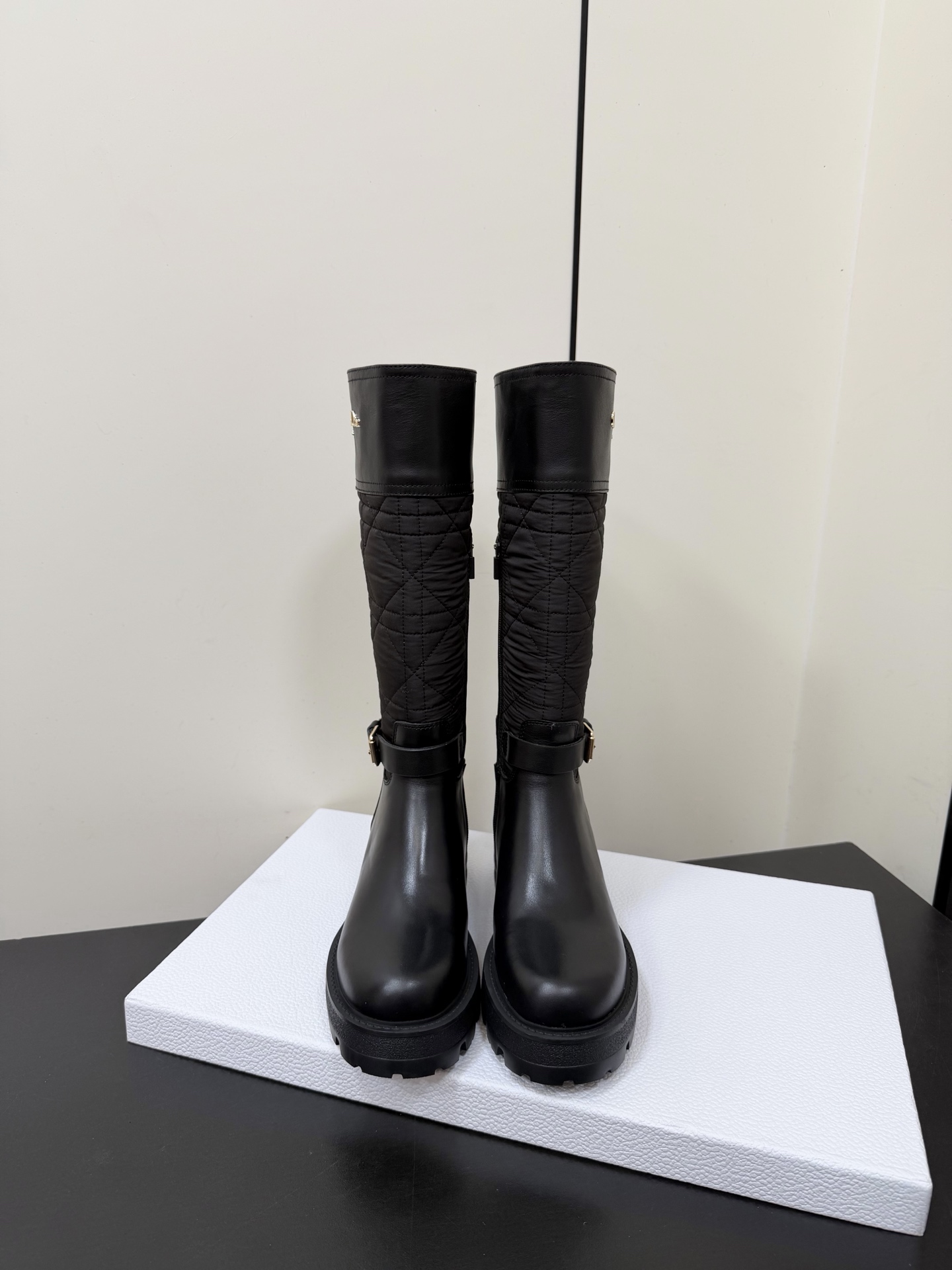 NO:630331,Dior Dior's new autumn and winter slip-on knight boots. New autumn and winter products, fashion and trends coexist. The original one-to-one customization with technical embroidery fabric 3D embroidery has a super three-dimensional effect. It is not an ordinary fly woven material. The price difference is several times. Those who know the stuff will know the fabric at a glance. Imported calfskin/technical fabric. Lined with cowhide. Outsole. Original molded TPU outsole. Thick sole 3cm. Forefoot 1.5cm.  Size 35-39 (40.41 custom-made, non-refundable), boots, dior, dior, boots, cowhide19860909Dior迪奥秋冬新品一脚蹬骑士靴 秋冬新品、时尚与潮流并存. 原版一比一定制搭配科技刺绣面料3D刺绣立体感超Ａ、不是普通飞织料,价格相差几倍,懂货的看一眼就知道面料 进口小牛皮/科技面料 内里牛皮里 大底原版开模TPU大底底厚后跟3cm前掌1.5cm 码数35-39（40.41定做不退换）,靴子,dior,dior,boots,cowhide,Women's Shoes