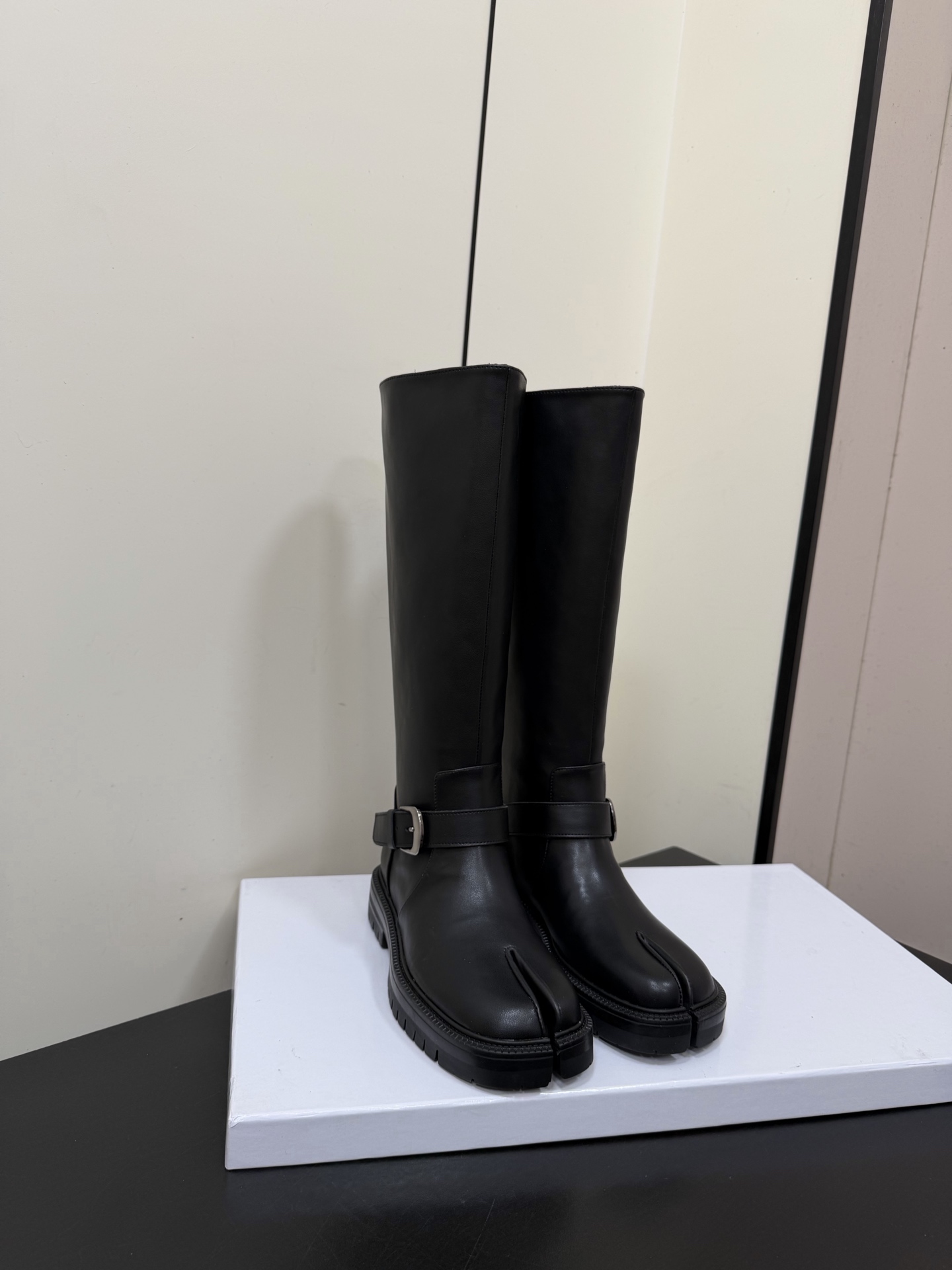 NO:630334,Maison Margiela mm6 25AW new autumn and winter knight split-toe boots. The toe adopts a split-toe structure, replicating the classic shape of the Japanese foot bag. It is highly recognizable and is a representative element of avant-garde fashion. The upper is made of lustrous leather material with a crisp texture; it is decorated with metal buckles to add a retro tough temperament.  There are two styles of long boots and short boots. The long style modifies the leg shape, while the short boots are neat and capable; the thick-soled design combines heightening and comfort, and is suitable for a variety of scenes. It can be paired with black tights/cycling pants and an oversize denim jacket to expose the boot lines and create a casual and unruly street feel. Cowhide upper, cowhide lining, outsole, original rubber outsole, size 35-41 (40.41 customized, non-refundable), boots, masion margiela, masion  margiela,versace,boots,jackets & coats,cowhide19860909Maison Margiela mm6马吉拉25AW秋冬新款骑士分趾靴 鞋头采用分趾结构,复刻日式足袋的经典形态,极具辨识度,是先锋时尚的代表性元素.鞋面选用光泽感强的皮革材质,质感挺括；搭配金属扣带装饰,增添复古硬朗气质. 有长筒靴、短靴两种款式,长筒款修饰腿型,短靴利落干练；厚底设计兼具增高与舒适感,适配多种场景.可搭配黑色紧身裤/骑行裤,外搭oversize牛仔外套,露出靴筒线条,打造率性不羁的街头感. 鞋面牛皮 内里牛皮 大底原版橡胶大底 size35-41（40.41定制不退换）,靴子,masion margiela,masion margiela,versace,boots,jackets & coats,cowhide,Women's Shoes