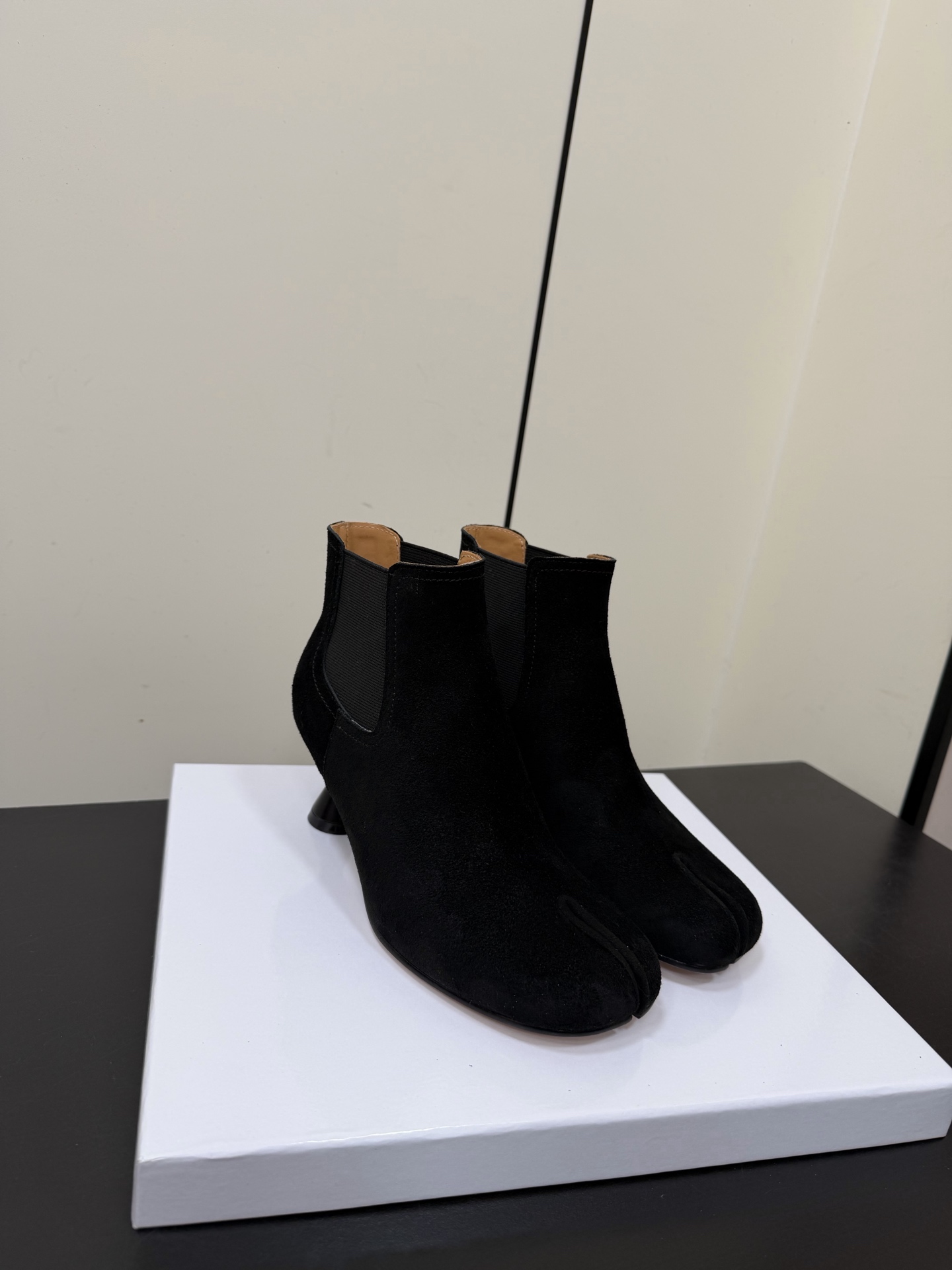 NO:630337,MaisonMargiela Tabi cat-heeled split-toe boots mm6 Margiela classic Chelsea short boots, a fashionable basic entry-level item. Easy to wear, easy to match, full of tones. High mercerized cow suede, cowhide lining, cowhide sole. Heel height 4.5cm. Top 35-41 (40.41 customization is not returnable), boots, masion margiela, masion margiela, boots, cowhide19860909MaisonMargiela Tabi猫跟分趾靴 mm6马吉拉经典切尔西 短靴,时髦精的基础入门单品 好穿不挑脚,随意搭配,调性拉满 高丝光牛反绒,牛皮内里,牛皮底 跟高4.5cm 顶级 35-41（40.41定制不退换）,靴子,masion margiela,masion margiela,boots,cowhide,Women's Shoes