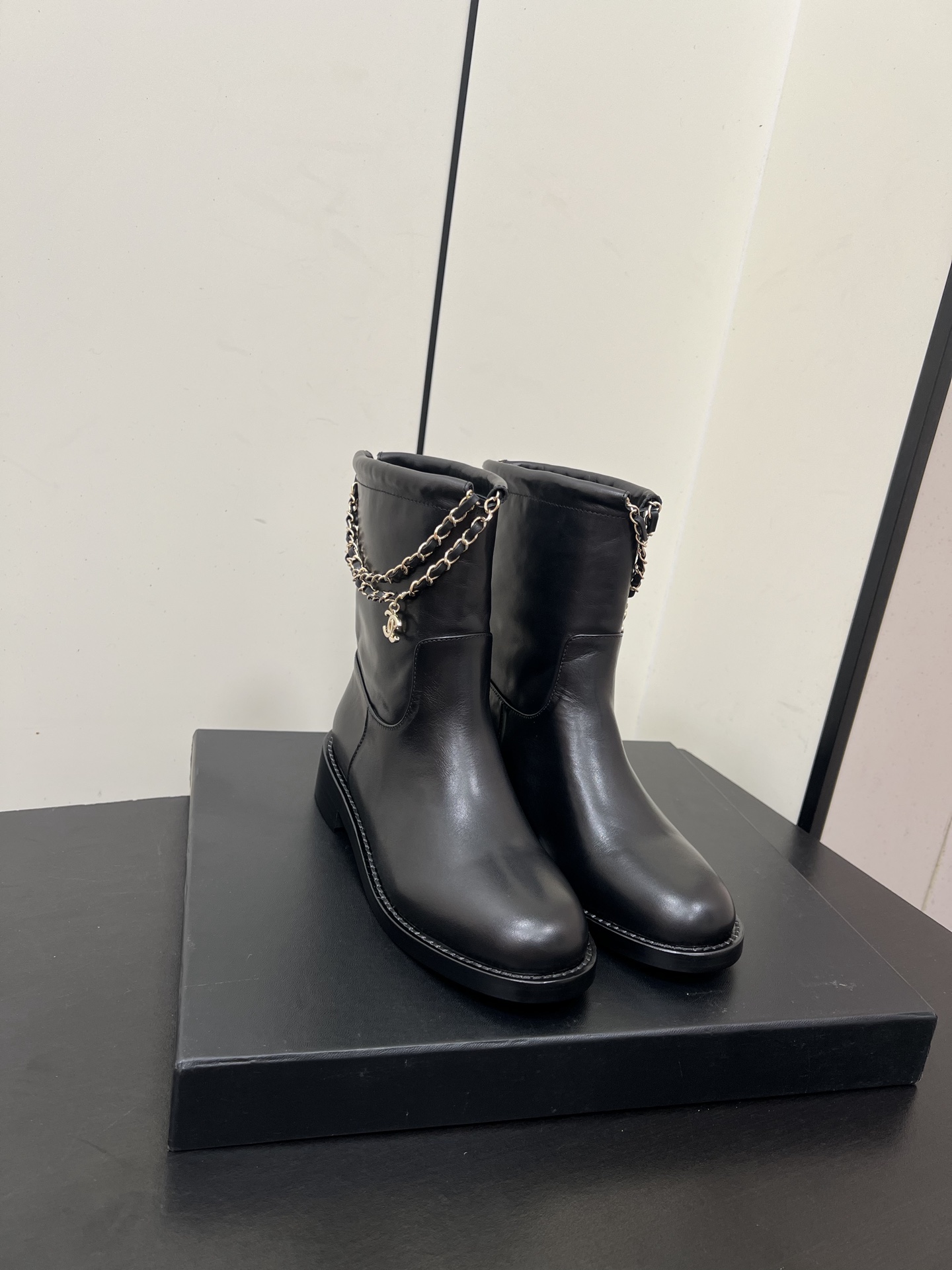 NO:630340,Chanel 25s new autumn and winter minimalist style flat-soled chain knight boots. The first batch of Xiaoxiangjia's autumn and winter every year will not disappoint. Every time I start to look forward to winter, it is because of Xiaoxiangjia's boots. The overall design is very simple, with delicate anti-suede or leather as the overall effect. The only decoration is the chain at the boot opening. Chain Fashion  The popularity started with Punk heavy metal rock music in the 1970s. As a symbol of rebellion, the fork became popular on the streets of Japan in the 1990s. It has been one of the hot elements in the fashion circle until now. Now it is used as a decoration. The upper feet dance with the steps, and there is a hint of weirdness in it~ Material: cow suede, lining Sheep lining, outsole, genuine leather outsole imported from Italy, shoe size 35-39/40  41 Customized non-returnable, boots, chanel, chanel, boots, Leather soles19860909Chanel 25s秋冬新款 极简风格平底链条骑士靴 小香家每年的秋冬第一批都不会让人失望的～每次开始期待冬天都是因为小香家的靴子～整体设计得非常简单,触手细腻的反绒面或者是皮面作为整体效果～唯一的装饰就是靴口处的链条,链条Fashion 的火爆,最开始是在70年代的Punk重金属摇滚乐,作为一种叛逆的象征,之后叉在90年代的日本街头流行起来,直到现在一直是时尚圈内火热的元素之一,如今作为装饰品,上脚随着步伐跳跃舞动,帅气里面带有一丝古灵精怪～ 材质牛反绒 内里羊里 大底意大利进口真皮大底 鞋码35-39/40 41定制不退换,靴子,chanel,chanel,boots,Leather soles,Women's Shoes