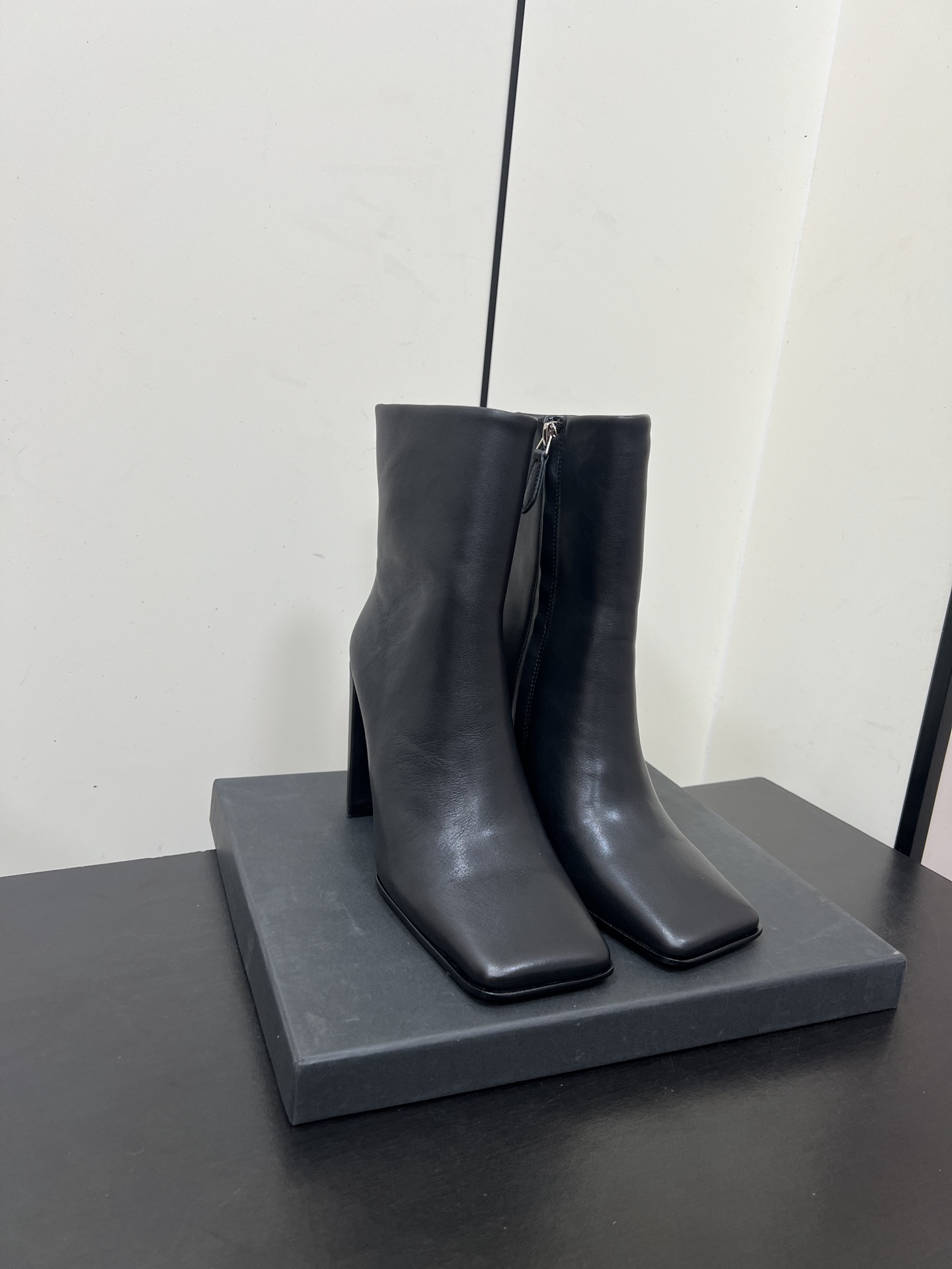 NO:630343,Alaia side zipper square toe ultra-high heel short boots are both A and sassy. This pair of shoes will capture your aura as soon as you put them on your feet. Square toe + black leather + short boots (three versions). Wang Zha’s combination directly welds the aura onto the feet. The gloss of the leather is visible, the super authentic version, both comfortable and shaping; no matter how you wear it, you will look good, and it can be matched with anything high-end!  size 35-41 (40.41 customization is non-refundable), boots, alaia, boots19860909Alaia侧拉链方头超高跟短靴 又A又飒 这双鞋上脚的瞬间就把气场拿捏了 方头＋黑皮＋短靴（三个版型） 王炸组合直接把气场焊在脚上皮质看得见的光泽度,超正版型,舒适与塑形兼具； 怎么穿怎么好看,搭什么都高级！ size 35-41（40.41定制不退换）,靴子,alaia,boots,Women's Shoes