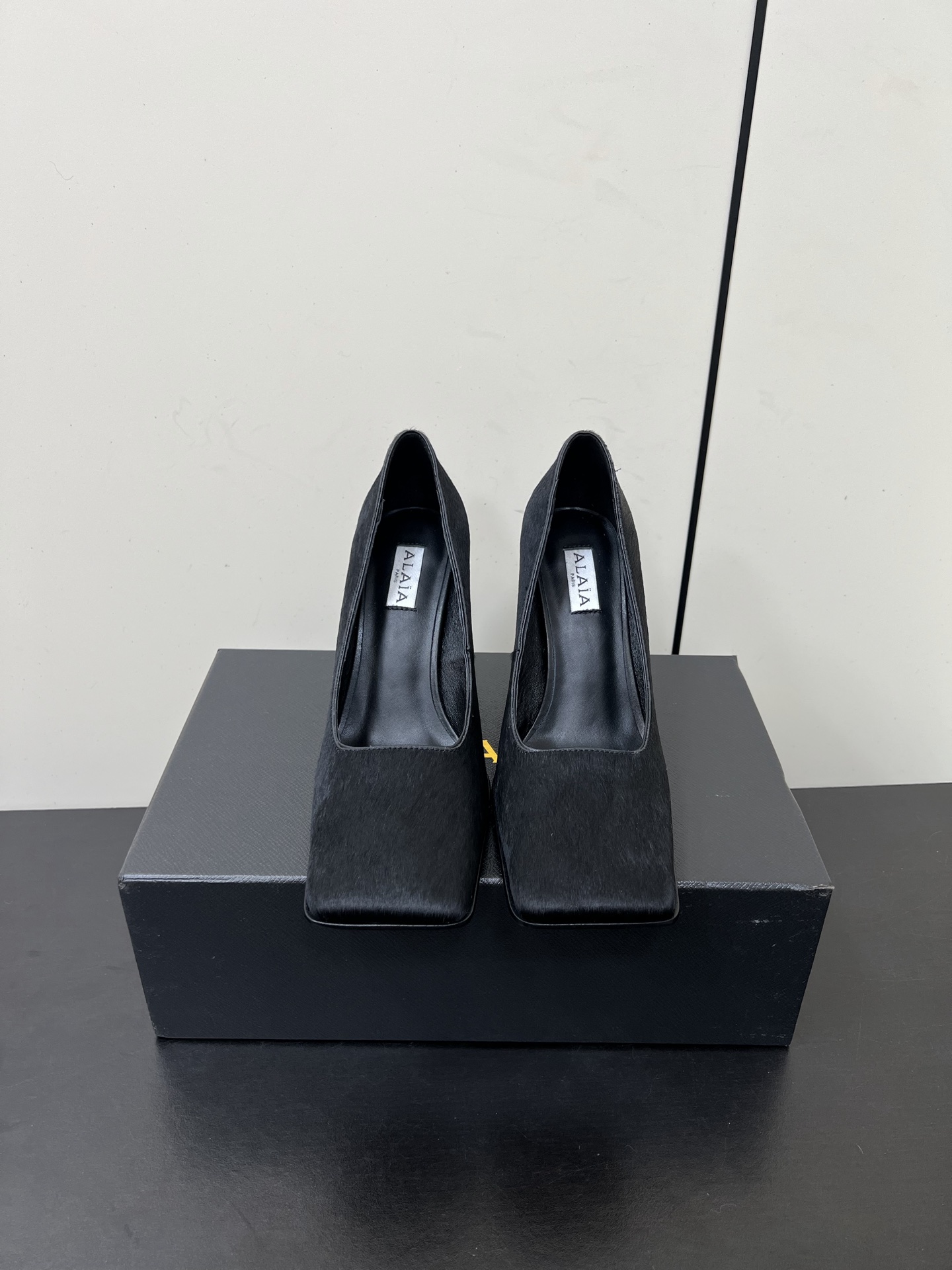 NO:630325,Alaia horse hair square-toe ultra-high-heeled shoes are both A and sassy. These shoes instantly capture your aura when you put them on your feet. Square toe + black leather + short boots (three versions). Wang Zha’s combination directly welds the aura onto the feet. The luster of the leather is visible. It is a super genuine version, with both comfort and shaping; it looks good no matter how you wear it, and it can be worn with anything!  size 35-41 (40.41 customized, non-refundable), high heels and sandals, alaia, sandals, boots, high heels19860909Alaia马毛方头超高跟单鞋 又A又飒 这双鞋上脚的瞬间就把气场拿捏了 方头＋黑皮＋短靴（三个版型） 王炸组合直接把气场焊在脚上皮质看得见的光泽度,超正版型,舒适与塑形兼具； 怎么穿怎么好看,搭什么都高级！ size 35-41（40.41定制不退换）,高跟鞋凉鞋,alaia,sandals,boots,high heels,Women's Shoes