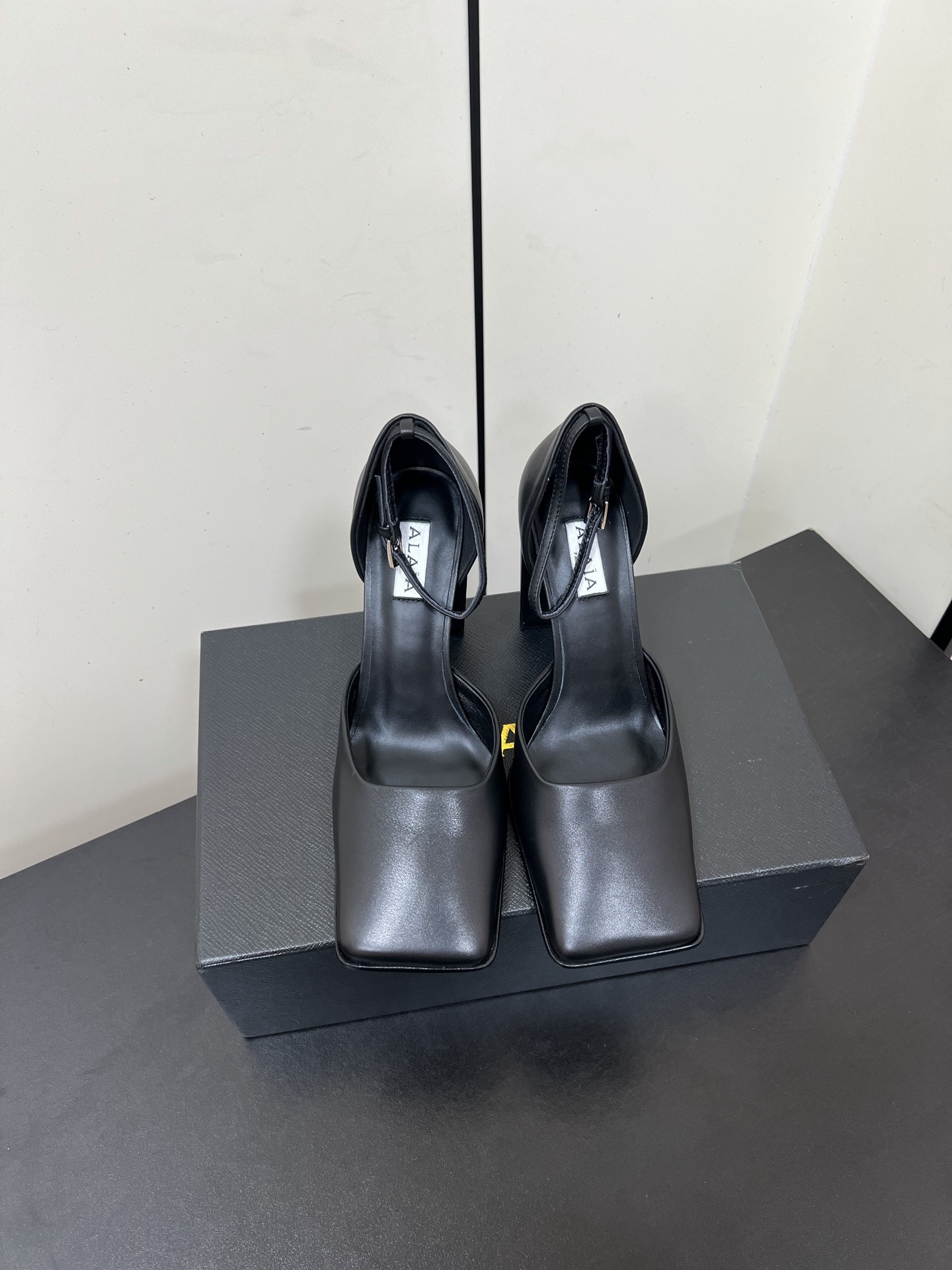 NO:630328,Alaia horse hair square-toe ultra-high heel hollow sandals are both A and sassy. This pair of shoes captures your aura as soon as you put them on your feet. Square toe + black leather + short boots (three versions). The Wang Zha combination directly welds the aura onto the feet. The gloss of the leather is visible, the super authentic version, both comfortable and shaping; no matter how you wear it, you will look good, and it can be matched with everything!  size 35-41 (40.41 customized, non-refundable), high heels and sandals, alaia, sandals, boots, high heels19860909Alaia马毛方头超高跟中空凉鞋单鞋 又A又飒 这双鞋上脚的瞬间就把气场拿捏了 方头＋黑皮＋短靴（三个版型） 王炸组合直接把气场焊在脚上皮质看得见的光泽度,超正版型,舒适与塑形兼具； 怎么穿怎么好看,搭什么都高级！ size 35-41（40.41定制不退换）,高跟鞋凉鞋,alaia,sandals,boots,high heels,Women's Shoes