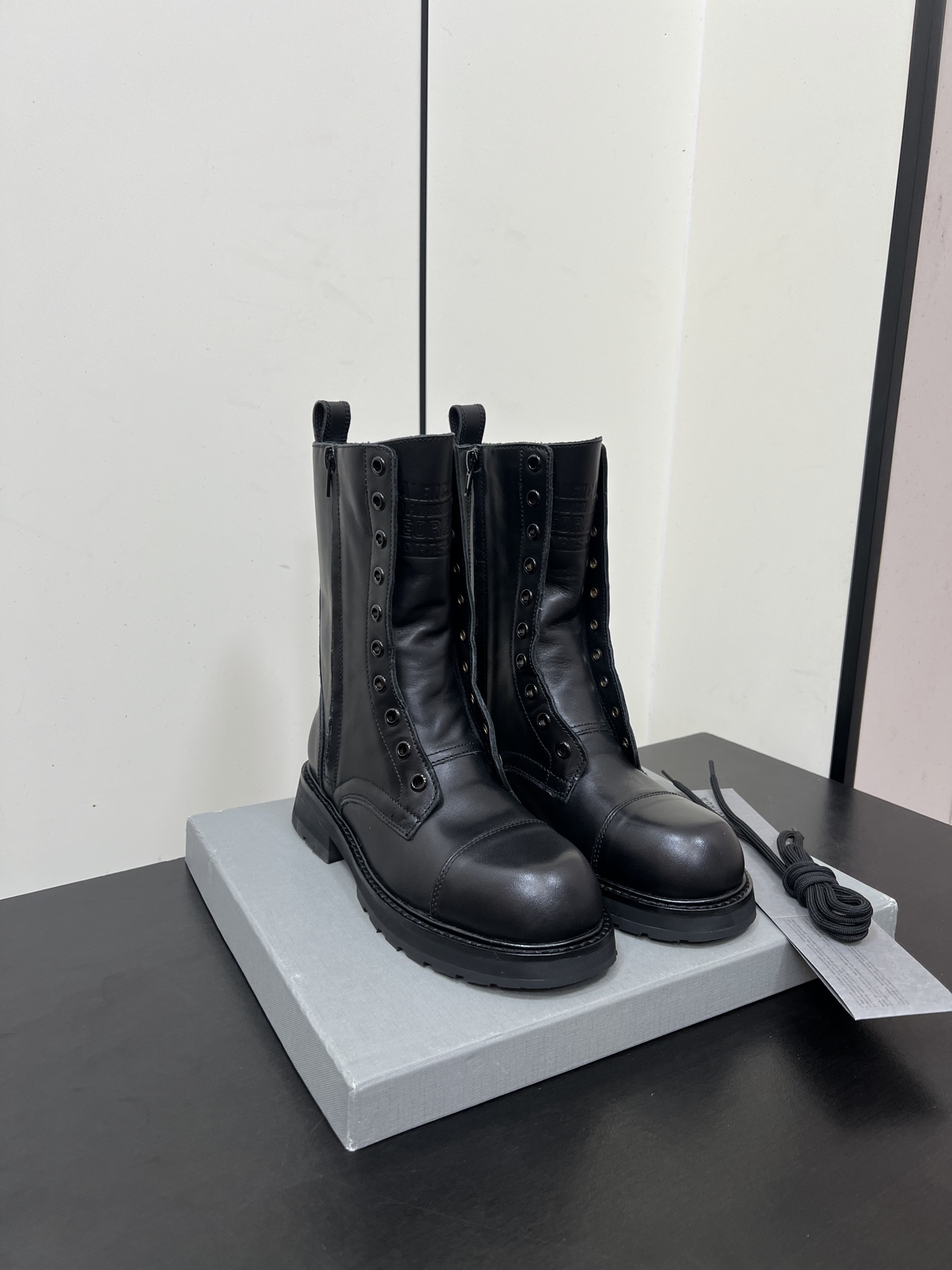 NO:629525,Men's 55 autumn and winter new Balenciga Balenciaga 25FW couple's thick-soled loafers motorcycle punk style Martin boots side zipper short boots dark functional style!  The design is very recognizable, and every detail shows the avant-garde attitude. The leather texture is high-quality, the gloss is restrained but luxurious, and the foot feel is comfortable and stylish. Whether it is paired with slim jeans to show street coolness, or it collides with a personalized skirt to create a different spark, it can easily hold on. Wearing it, you will be the most eye-catching presence on the street, perfectly interpreting the fashion attitude. The upper is customized cowhide/high mercerized cowhide suede, and the lining is sheepskin.  Original rubber outsole, heel height 4cm, size female 35-39 (40.41 customized, non-refundable), male 39-44 (38.45 customized, non-refundable), boots, balenciaga, balenciaga, loafers, boots, skirts, jeans, cowhide, sheepskin19860909男款55秋冬新款Balenciga巴黎世家 25FW情侣款厚底乐福鞋机车朋克风马丁靴 侧拉链短靴 暗黑机能风！出门炸街气场爆表 设计极具辨识度,每一处细节都彰显着的前卫态度.皮革质感上乘,光泽内敛却又奢华尽显,脚感更是舒适与格调并存. 无论是搭配修身牛仔裤展现街头酷感,还是与个性裙装碰撞出别样火花,它都能轻松hold住.穿上它,你就是街头最吸睛的存在,将时尚态度完美诠释 鞋面定制牛皮/高丝光牛反绒 内里垫脚羊皮 鞋底原版橡胶大底 跟高4cm 码数女35-39（40.41定做不退换） 男39-44（38.45定做不退换）,靴子,balenciaga,balenciaga,loafers,boots,skirts,jeans,cowhide,sheepskin,Women's Shoes