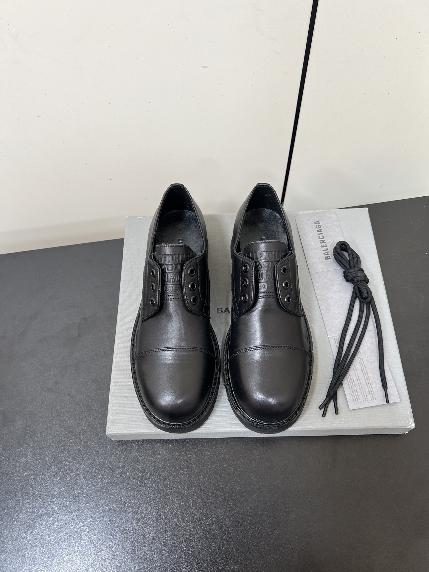 NO:630324,Men's 55 autumn and winter new Balenciga Balenciaga 25FW couple's thick-soled loafers motorcycle punk style Martin boots side zipper short boots dark functional style!  The design is very recognizable, and every detail shows the avant-garde attitude. The leather texture is high-quality, the gloss is restrained but luxurious, and the foot feel is comfortable and stylish. Whether it is paired with slim jeans to show street coolness, or it collides with a personalized skirt to create a different spark, it can easily hold on. Wearing it, you will be the most eye-catching presence on the street, perfectly interpreting the fashion attitude. The upper is customized cowhide/high mercerized cowhide suede, and the lining is sheepskin.  Original rubber outsole, heel height 4cm, size female 35-39 (40.41 customized, non-refundable), male 39-44 (38.45 customized, non-refundable), boots loafers, balenciaga, balenciaga, loafers, boots, skirts, jeans, cowhide, sheepskin19860909男款55秋冬新款Balenciga巴黎世家 25FW情侣款厚底乐福鞋机车朋克风马丁靴 侧拉链短靴 暗黑机能风！出门炸街气场爆表 设计极具辨识度,每一处细节都彰显着的前卫态度.皮革质感上乘,光泽内敛却又奢华尽显,脚感更是舒适与格调并存. 无论是搭配修身牛仔裤展现街头酷感,还是与个性裙装碰撞出别样火花,它都能轻松hold住.穿上它,你就是街头最吸睛的存在,将时尚态度完美诠释 鞋面定制牛皮/高丝光牛反绒 内里垫脚羊皮 鞋底原版橡胶大底 跟高4cm 码数女35-39（40.41定做不退换） 男39-44（38.45定做不退换）,靴子乐福鞋,balenciaga,balenciaga,loafers,boots,skirts,jeans,cowhide,sheepskin,Women's Shoes