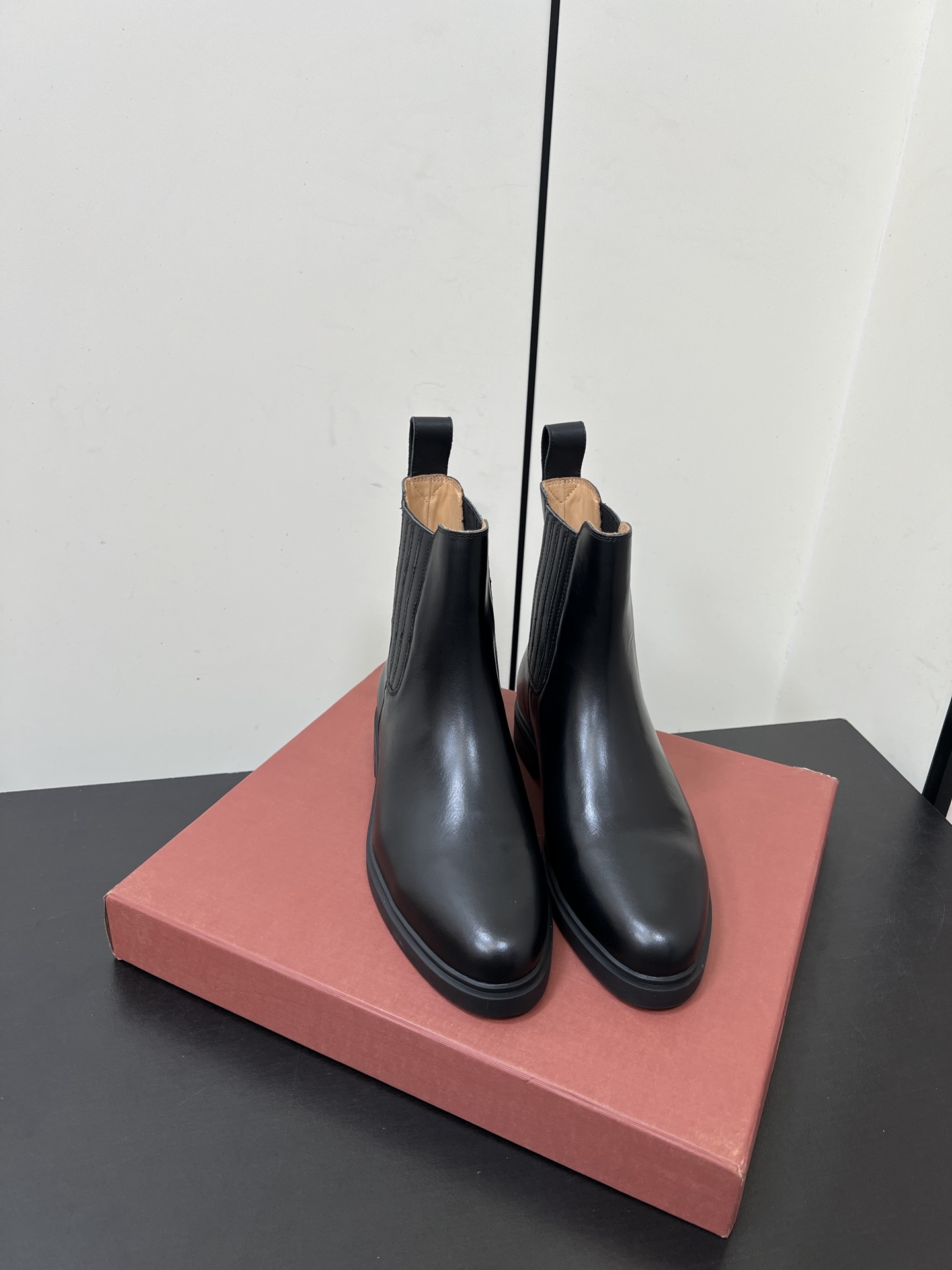 NO:630320,Loro Piana new Chelsea boots  The upper is made of imported calfskin - a touchable high-grade texture, as soft as the second skin. Impeccable quality and luxurious materials are the pride of the LoroPiana brand, and these calfskin leather boots happen to be both in one, which is impressive ~ After you buy their shoes, many brands of shoes will not want to wear them. This is the evaluation of people who have worn this shoe. Wearing it for a day will not tire your feet or chafe your feet. This is because of the strict requirements on the material, so it has such a beautiful feeling.  Especially when worn with short skirts and bare legs, the visual effect is immediately full - the mirror is full of thin and straight long legs, and the casual and uninhibited sense of fashion is also soaring. It is simply a magic weapon tailor-made for urban cool girls. The fabric is soft and textured imported calfskin, cowhide lining. The outsole is original non-slip rubber outsole. Size 35/36/37/38/39/40 (40 non-returnable), boots, loro  piana,boots,skirts,cowhide19860909Loro Piana 诺悠翩雅新款切尔西靴 鞋面采用进口小牛皮——摸得到的高级质感,柔软得像第二层皮肤,无可挑剔的品质和奢华的材质是LoroPiana品牌的骄傲,而这款小牛皮面革靴子恰好集两者于一身,令人印象深刻～当你买过它家的鞋子后,很多牌子的鞋子都不想穿了,这是穿过这款鞋的人对其的评价,穿一天不会累脚也不会磨脚,这就是对材质的要求苛刻,才会有这般美好的感 特别是搭配短裙光腿穿时,视觉效果直接拉满——镜子里全是又细又直的大长腿的同时,那种随性不羁的时髦感也跟着飙升,简直就是为都市酷女孩量身定制的法宝. 面料柔软有质感的进口小牛皮 内里牛皮 大底原版防滑橡胶大底 尺码35/36/37/38/39/40（40不退换）,靴子,loro piana,boots,skirts,cowhide,Women's Shoes