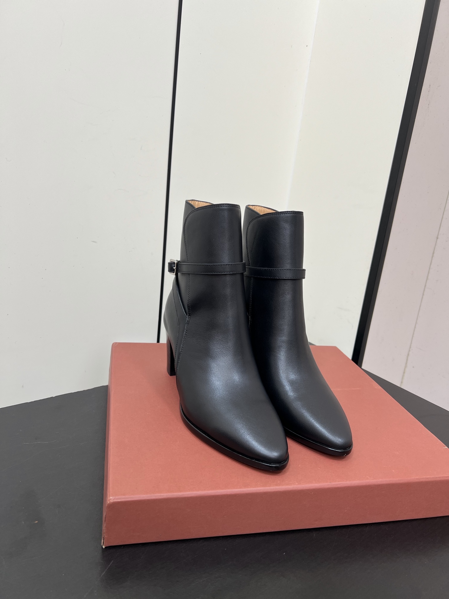 NO:630322,Loro Piana LP 55s new autumn and winter Felicity ankle boots with pointed toe buckle high-heeled short boots [The 'soft gold' of autumn and winter is the sense of high-end around the feet] Loro Piana's leather is always a 'fall-in-hand' existence - the 3 tones are like kneading the caramel and black chocolate of autumn and winter into the boot. The small square buckle + side zipper hides the exquisite details.  When you step on your feet, it feels 'distinguished but not ostentatious'. Pair it with a coat for commuting, and with a knitted skirt it will be gentle for a date. This pair of boots is a 'textured match' that can accompany you through the whole season. The upper is cowhide, the lining is cowhide, the sole is Italian genuine leather, and the heel height is 7cm. Sizes 35-41 (40.41 customization is non-refundable). Boots, loro piana, loro  piana,boots,skirts,cowhide,gold,Leather soles19860909Loro Piana 诺悠翩雅 LP 55s秋冬新款 Felicity 踝靴尖头搭扣高跟短靴【秋冬的“软黄金”,是脚边这抹高级感】 Loro Piana的皮质永远是“上手即沦陷”的存在—— 3种色调像把秋冬的焦糖、黑巧都揉进靴筒里, 小方扣+侧拉链藏起精致细节, 踩上脚是“显贵但不张扬”的松弛感. 配大衣是通勤的底气,搭针织裙是约会的温柔, 这双靴,是能陪你穿过整个季节的「质感搭子」. 鞋面牛皮 内里垫脚牛皮 鞋底意大利真皮大底 跟高7cm 码数35-41（40.41定制不退换）,靴子,loro piana,loro piana,boots,skirts,cowhide,gold,Leather soles,Women's Shoes