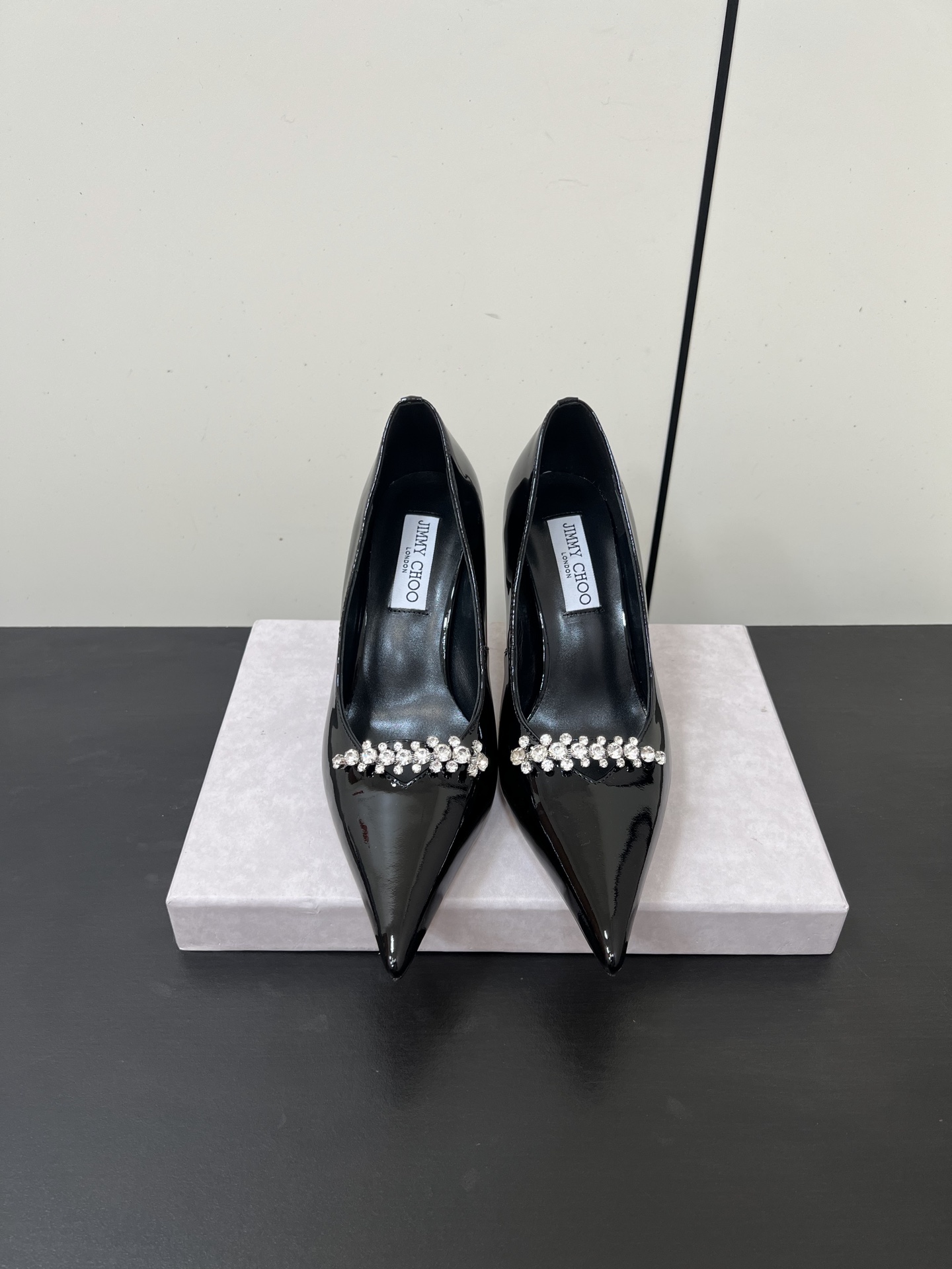 NO:630374,JimmyChoo Jimmy Choo's classic diamond strap high heels  Skirts are the best companion in your wardrobe. I believe that I admire JC's high-heeled shoe designers for grasping women's psychology very well. The shoes they make will definitely make any woman wear a pair of shoes that are both sexy and elegant, paired with a sparkling Swarovski crystal chain.  The design is very eye-catching and elegant with embellishments. The style is not exaggerated but full of style. In addition, the small pointed coffin shape completely achieves the ultimate footwear and is very comfortable and fashionable. What are you waiting for? This model took a full month to polish from the purchase of the original to the production, and now it is almost the same as the original!  Wardrobe essentials, there is definitely one that suits you!  !  The heel height is 7.5cm. The fabric is made of imported cow patent leather. The lining is mixed sheepskin. The imported Italian genuine leather sole is Size 35-39 (40.41.42 customized and non-returnable), high-heeled shoes, jimmy choo, swarovski, chanel, high heels, skirts, sheepskin19860909JimmyChoo 周仰杰经典一字钻带高跟鞋 你衣柜里裙子最好的伴侣,相信我就佩服JC家的高跟鞋履设计师把女人的心理把握的很到位,做出来的鞋子绝对会让任何一个女人都把持不性感与优雅并存的一款鞋子,搭配一条闪闪动人的施华洛世奇水晶链条予以点缀装饰十分醒目优雅的设计,风格不浮夸但尽显格调,再加上小尖头棺型完全做到了极致上脚非常舒适时髦精们还在等什么?这款从购买原版到制作一共整整花了一个月的时间去打磨,到现在几乎与原版一致！ 衣橱必备款,绝对有一款是适合你的！！ 跟高7.5cm 面料采用进口牛漆皮 内里垫脚混种羊皮 进口意大利真皮底 Size35-39（40.41.42定制不退换）,高跟鞋单鞋,jimmy choo,swarovski,chanel,high heels,skirts,sheepskin,Women's Shoes