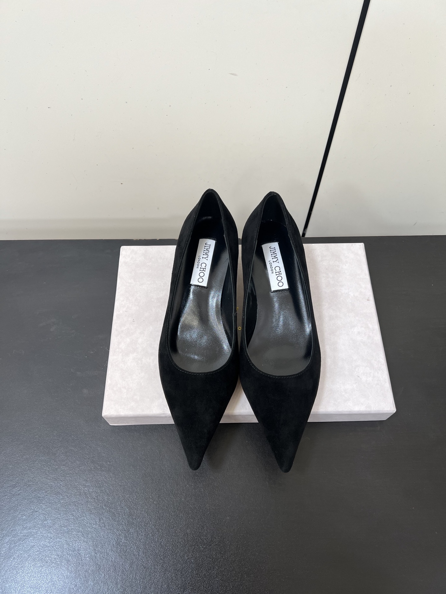 NO:630375,JimmyChoo25ss pointed-toe thin cat-heeled small shoes are made of sheep's goat material, which cleverly combines timeless elegance with modern fashion sophistication. This high-heeled shoe is specially designed for wearing in multiple scenes. The smooth silhouette is equipped with cushioning inserts, which allows you to easily show your fashion style no matter what occasion you attend, and at the same time bring you a comfortable wearing experience. The fabric is imported sheep's goat, the lining is imported sheepskin, the outsole is imported from Italy, and the genuine leather outsole Size35-39 (40 41  42 (customized, non-refundable), high-heeled shoes, jimmy choo, high heels, sheepskin, sheep, Leather soles19860909JimmyChoo25ss尖头细猫跟小单鞋 采用羊猄材质制成,将永恒的优雅格调与现代的时尚精致巧妙融合.这款高跟鞋专为多场景穿着而设计,流畅廓形配以具有缓冲功能的内垫,无论出席何种场合,都能让您轻松展现时尚风格,同时带来尽享舒适的穿着体验. 面料进口羊猄 内里进口羊皮 大底意大利进口真皮大底 Size35-39（40 41 42定做不退换）,高跟鞋单鞋,jimmy choo,high heels,sheepskin,sheep,Leather soles,Women's Shoes