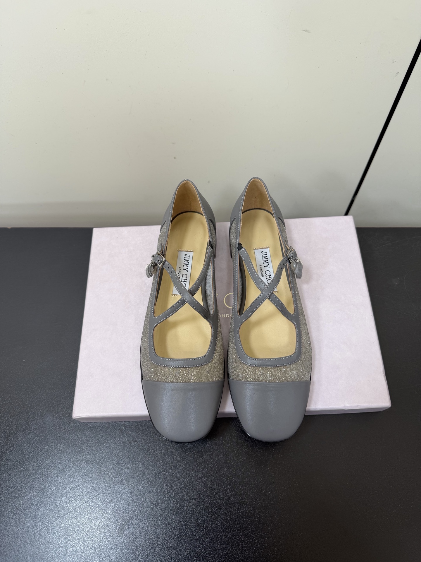 NO:630370,JimmyChoo25ss elegant flat patent leather Mary Jane shoes are made of glossy patent leather material, which has a strong gloss and a sense of refinement and luxury. At the same time, the stiffness of the patent leather makes the shoe shape more three-dimensional. The classic Mary Jane shoe shape and round toe design add a retro and gentle feel;  The cross strap + metal buckle decoration not only retains the retro charm of Mary Jane shoes, but also weakens the heavy feeling through the thin strap design, making it more light and agile. Combining retro elegance and modern simplicity, it can not only create a sweet look, but also suitable for commuting and casual style wear. The upper is imported cow patent leather/mesh, the lining is imported mixed sheepskin, the outsole is TPU outsole size 35-41 (40.41 customization is not returnable), ballet shoes, jimmy choo, mary  jane,sheepskin19860909JimmyChoo25ss优雅平底漆皮玛丽珍鞋 采用亮面漆皮材质,光泽感强,自带精致高级感,同时漆皮的挺括性让鞋型更立体.经典玛丽珍鞋型,圆头设计增添复古温柔感； 交叉细带+金属扣装饰,既保留了玛丽珍鞋的复古韵味,又通过细带设计弱化厚重感,更显轻盈灵动.融合复古优雅与现代简约,既可打造甜系造型,也能适配通勤、轻熟风穿搭. 鞋面进口牛漆皮/网纱 内里进口混种羊皮 大底TPU大底 size35-41（40.41定制不退换）,芭蕾舞鞋,jimmy choo,mary jane,sheepskin,Women's Shoes