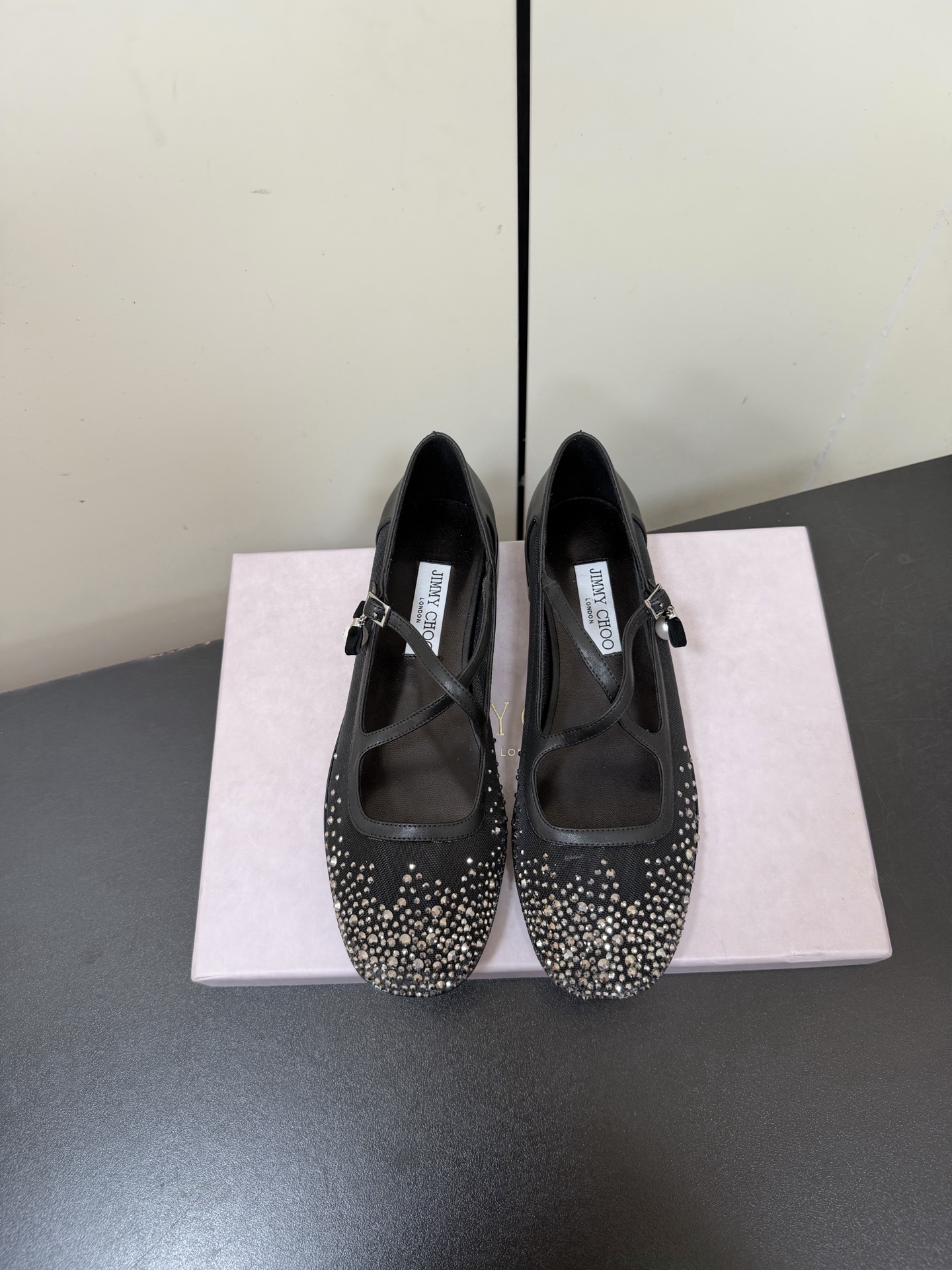 NO:630372,JimmyChoo25ss elegant flat mesh Mary Jane shoes are made of cowhide spliced original mesh material, with a refined and high-end feel. The classic Mary Jane shoe shape, the round toe design adds a retro tenderness; the cross strap + metal buckle decoration not only retains the retro charm of Mary Jane shoes, but also weakens the heavy feeling through the thin strap design, making it more light and agile. Combining retro elegance and modern simplicity, it can not only create a sweet look, but also suitable for commuting and casual style.  Upper imported cowhide/mesh, lining imported mixed sheepskin, outsole TPU outsole size 35-41 (40.41 customized, non-returnable), ballet shoes, jimmy choo, mary jane, cowhide, sheepskin19860909JimmyChoo25ss优雅平底网纱烫钻玛丽珍鞋 采用牛皮拼接原版网纱材质,自带精致高级感,经典玛丽珍鞋型,圆头设计增添复古温柔感； 交叉细带+金属扣装饰,既保留了玛丽珍鞋的复古韵味,又通过细带设计弱化厚重感,更显轻盈灵动.融合复古优雅与现代简约,既可打造甜系造型,也能适配通勤、轻熟风穿搭. 鞋面进口牛皮/网纱 内里进口混种羊皮 大底TPU大底 size35-41（40.41定制不退换）,芭蕾舞鞋,jimmy choo,mary jane,cowhide,sheepskin,Women's Shoes