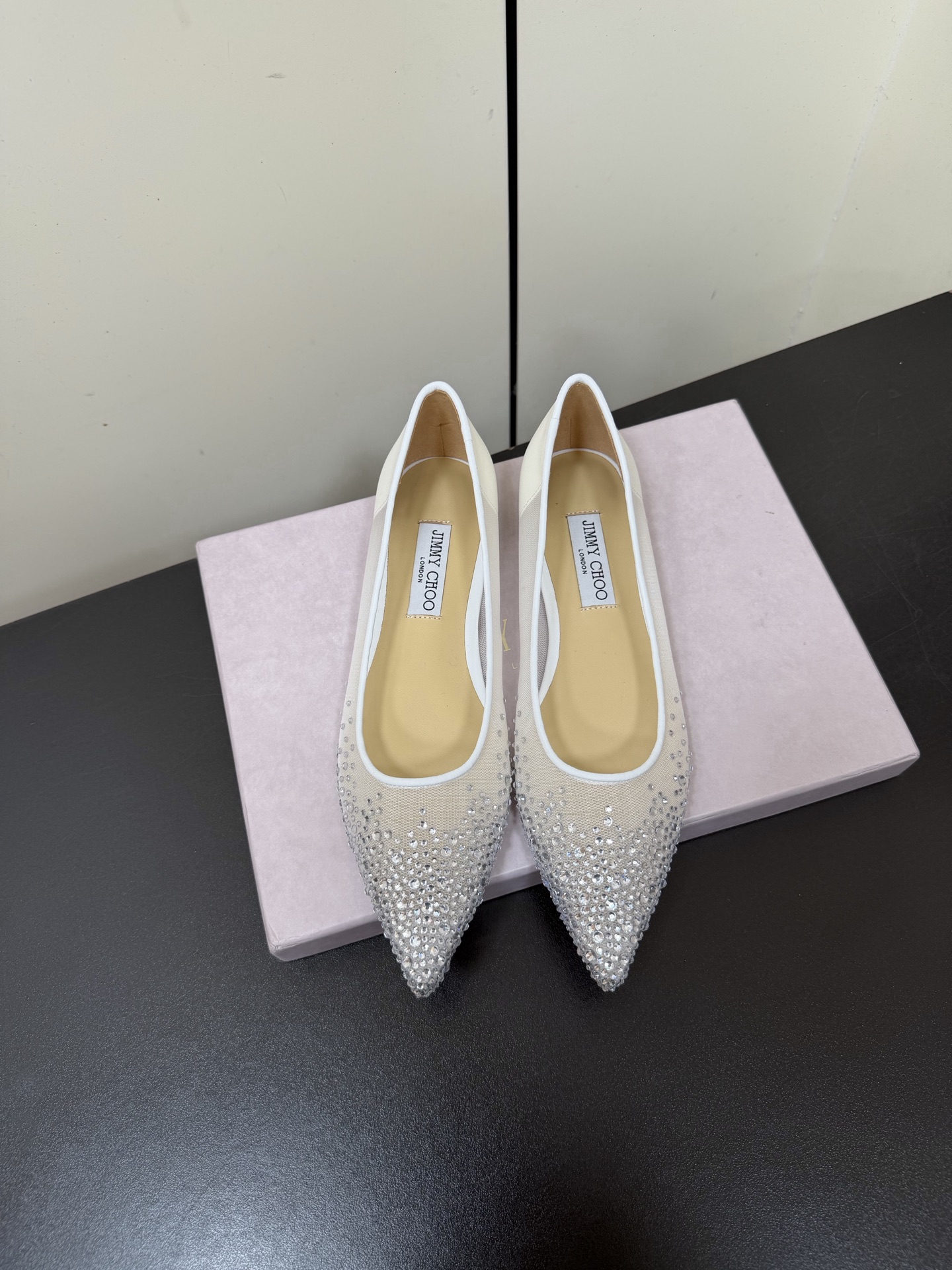 NO:630366,JimmyChoo new arrival~ jc 2025 early spring pointed-toe mesh flat shoes. Retro and fashionable tones, rhinestone embellishments add a delicate and elegant charm. Original mesh material, perfect foot feel. Italian imported cowhide sole. Top quality 35-40 (40 customized non-refundable), high-heeled shoes, jimmy choo, high heels, cowhide19860909JimmyChoo new arrival～ jc 2025早春尖头网纱平底单鞋 复古时髦的调性,水钻点缀 增添了精致优雅的韵味 原版网纱材质,脚感满分 意大利进口牛皮底 顶级精品35-40（40定制不退换）,高跟鞋单鞋,jimmy choo,high heels,cowhide,Women's Shoes
