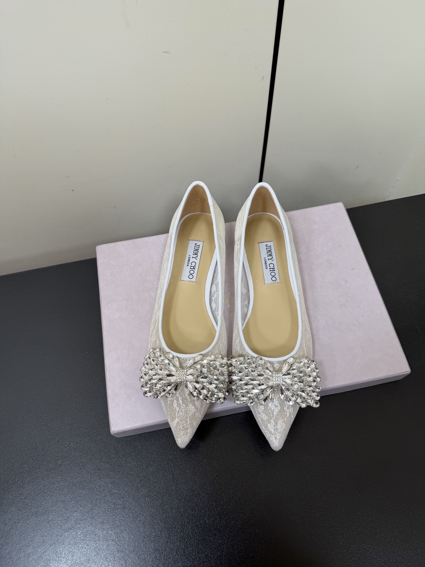 NO:630368,JimmyChoo new arrival～ jc 2025 early spring pointed-toe mesh rhinestone bow shoes. Retro and fashionable tones, rhinestone bow embellishments add a delicate and elegant charm. Original mesh material, perfect foot feel. Italian imported cowhide sole. High heel and flat bottom/6.5cm/8.5cm. Top quality 35-40 (40 customized non-refundable), high-heeled shoes, jimmy choo, high heels, cowhide19860909JimmyChoo new arrival～ jc 2025早春尖头网纱水钻蝴蝶结单鞋 复古时髦的调性,水钻蝴蝶结点缀 增添了精致优雅的韵味 原版网纱材质,脚感满分 意大利进口牛皮底 跟高平底/6.5cm/8.5cm 顶级精品35-40（40定制不退换）,高跟鞋单鞋,jimmy choo,high heels,cowhide,Women's Shoes