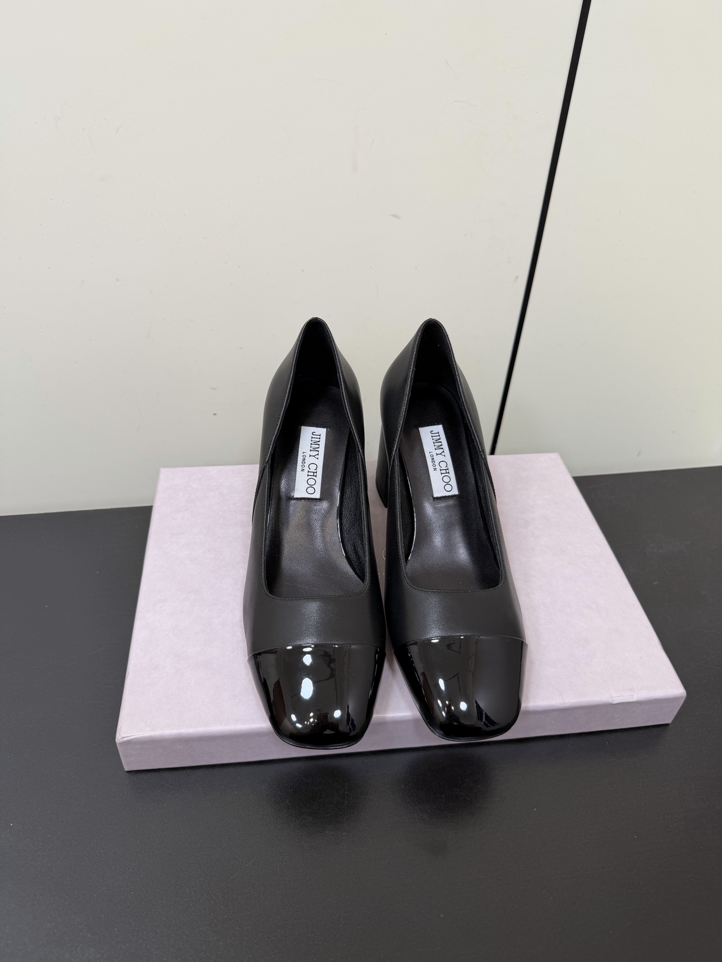 NO:630316,JimmyChoo Jimmy Choo jc pearl pendant high heels!  !  A glance of eternal elegance. Every girl should have a pair of Jimmy Choos in her shoe cabinet, and this pair of pearl pendant Mary Jane high heels is definitely the best choice for the C position of the shoe cabinet!  It is not only a pair of shoes, but also a symbol of elegance and fashion. The upper of this pair of Mary Jane high-heeled shoes is made of high-quality leather, which is delicate and soft, with natural luster. It is not only full of texture, but also super durable, so you don’t have to worry about wear and tear in daily wear.  The classic Mary Jane shoe shape is matched with a square toe design, which is both retro and fashionable. It modifies the shape of the foot and shows elegance at the same time. The pearl pendant on the shoe is the finishing touch. The round and plump pearl is inlaid on the exquisite metal buckle. It sways gently with the steps, exuding a gentle and charming look.  The luster adds a bit of sophistication and luxury to the overall look. The 7cm thick heel is just the right height, which not only increases the height but also ensures the stability of walking. Even sisters who don't usually wear high heels can easily control it, and their feet will not be tired when walking. It is very suitable for dating and commuting.  Material imported cow patent leather, lining imported mixed sheepskin, Italian genuine leather outsole Size35-39 (40 41 customized, non-returnable), high-heeled shoes, jimmy choo, mary jane, high heels, sheepskin, Leather soles19860909JimmyChoo周仰杰jc珍珠吊坠高跟鞋！！一眼万年的优雅 每个女孩的鞋柜里,都该有一双Jimmy Choo,而这双珍珠吊坠玛丽珍高跟鞋,绝对是鞋柜C位的不二之选！它不只是一双鞋,更是优雅与时尚的象征.这双玛丽珍高跟鞋,鞋面采用高品质皮革,细腻柔软,光泽自然,不仅质感满满,还超级耐穿,日常穿着也不用担心磨损. 经典玛丽珍鞋型搭配方头设计,既复古又时髦,修饰脚型的同时,尽显大气优雅.鞋面上的珍珠吊坠是点睛之笔,圆润饱满的珍珠,镶嵌在精致的金属扣上,随着步伐轻轻晃动,散发出温柔迷人的光泽,为整体造型增添了几分精致与奢华.7cm的粗跟高度恰到好处,既增加了身高,又保证了行走的稳定性,就算是平时不太穿高跟鞋的姐妹也能轻松驾驭,走路不累脚,约会、通勤都超合适. 材质进口牛漆皮 内里进口混种羊皮 意大利真皮大底 Size35-39（40 41订做不退换）,高跟鞋单鞋,jimmy choo,mary jane,high heels,sheepskin,Leather soles,Women's Shoes