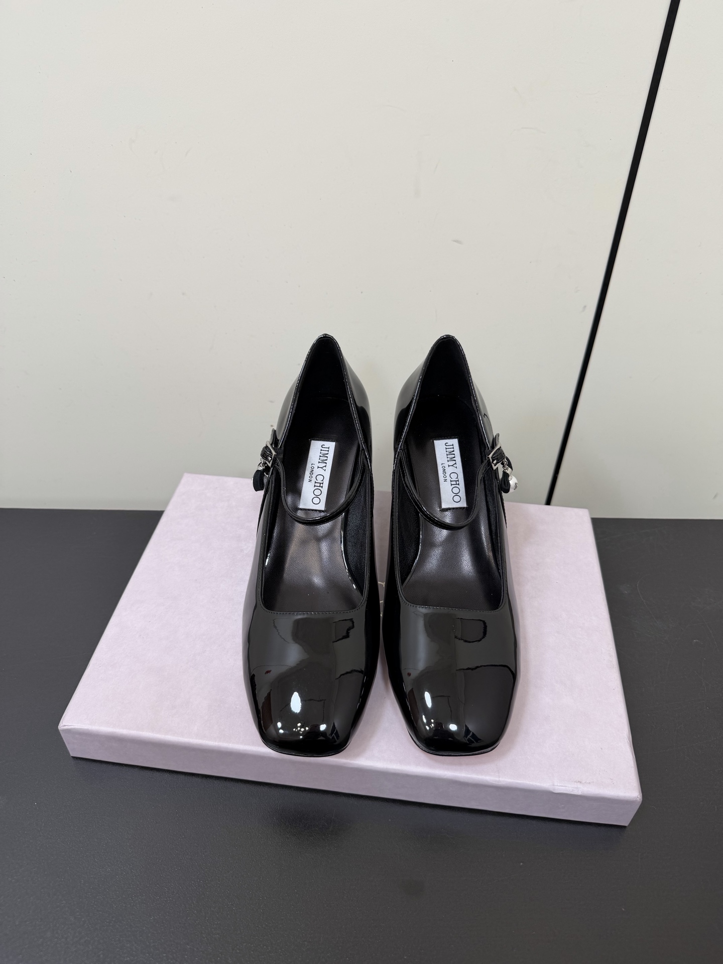 NO:630318,JimmyChoo Jimmy Choo jc pearl pendant Mary Jane high heels!  !  A glance of eternal elegance. Every girl should have a pair of Jimmy Choos in her shoe cabinet, and this pair of pearl pendant Mary Jane high heels is definitely the best choice for the C position of the shoe cabinet!  It is not only a pair of shoes, but also a symbol of elegance and fashion. The upper of this pair of Mary Jane high-heeled shoes is made of high-quality leather, which is delicate and soft, with natural luster. It is not only full of texture, but also super durable, so you don’t have to worry about wear and tear in daily wear.  The classic Mary Jane shoe shape is matched with a square toe design, which is both retro and fashionable. It modifies the shape of the foot and shows elegance at the same time. The pearl pendant on the shoe is the finishing touch. The round and plump pearl is inlaid on the exquisite metal buckle. It sways gently with the steps, exuding a gentle and charming look.  The luster adds a bit of sophistication and luxury to the overall look. The 7cm thick heel is just the right height, which not only increases the height but also ensures the stability of walking. Even sisters who don't usually wear high heels can easily control it, and their feet will not be tired when walking. It is very suitable for dating and commuting.  Material imported cow patent leather, lining imported mixed sheepskin, Italian genuine leather outsole Size35-39 (40 41 customized, non-returnable), high-heeled shoes, jimmy choo, mary jane, high heels, sheepskin, Leather soles19860909JimmyChoo周仰杰jc珍珠吊坠玛丽珍高跟鞋！！一眼万年的优雅 每个女孩的鞋柜里,都该有一双Jimmy Choo,而这双珍珠吊坠玛丽珍高跟鞋,绝对是鞋柜C位的不二之选！它不只是一双鞋,更是优雅与时尚的象征.这双玛丽珍高跟鞋,鞋面采用高品质皮革,细腻柔软,光泽自然,不仅质感满满,还超级耐穿,日常穿着也不用担心磨损. 经典玛丽珍鞋型搭配方头设计,既复古又时髦,修饰脚型的同时,尽显大气优雅.鞋面上的珍珠吊坠是点睛之笔,圆润饱满的珍珠,镶嵌在精致的金属扣上,随着步伐轻轻晃动,散发出温柔迷人的光泽,为整体造型增添了几分精致与奢华.7cm的粗跟高度恰到好处,既增加了身高,又保证了行走的稳定性,就算是平时不太穿高跟鞋的姐妹也能轻松驾驭,走路不累脚,约会、通勤都超合适. 材质进口牛漆皮 内里进口混种羊皮 意大利真皮大底 Size35-39（40 41订做不退换）,高跟鞋单鞋,jimmy choo,mary jane,high heels,sheepskin,Leather soles,Women's Shoes