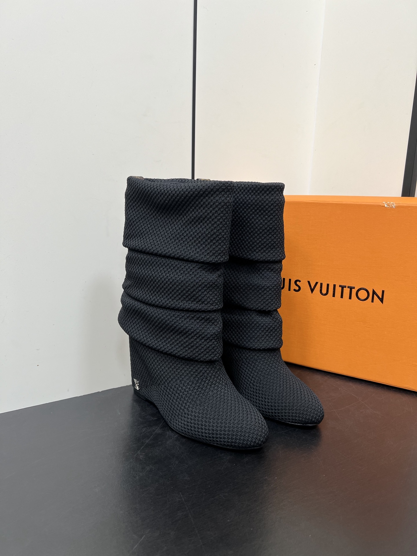 NO:630364,Louis Vuitton 2025ss latest women's wedge-heeled mid-calf boots. LV's new hot-selling ultra-high broken-heeled mid-calf boots, super sexy!  It’s so beautiful!  There is a reason to blow the fashion trend, and the comfort that makes people fall into it is thick but not tiring, and the original customized fabric is compared with the highest version on the market. This small round toe upper has a super high-end feel!  High-end wear and fairy, simple and fashionable, with a sense of design, and they are all very easy to wear, especially the wedge heel last is adjusted to the best arc, so you will not be tired after walking for a day, practical and textured, especially suitable for office workers (the original mold is made to customize the color, shoe shape and sole are exactly the same). The fabric is the original bouclé knitted sheepskin lining, sheepskin foot pads, genuine leather outsole, and heel height: 11CM  Size 35-39 (34.40.41.42.43 customized, non-refundable and non-exchangeable), boots, louis vuitton, louis vuitton, boots, sheepskin, Leather soles19860909Louis Vuitton2025ss最新款女士坡跟中筒靴.LV新款抢手超高破跟中靴子爆款,上脚超性感！真的太美了！有理由刮起时尚大风,让人沦陷的舒适感 厚重而不累脚,原版定制面料 对比市场最高版本.这款小圆头鞋面超有高级感！高级穿着又仙女 简约时髦又有设计感 而且都非常非常好穿,特别是坡跟楦型调制到最佳弧度,走一天也不会累,实用又有质感,特别适合上班一族（原版开模定制颜色鞋型鞋底一摸一样） 面料原版珠皮呢针织 内里羊皮 垫脚羊皮 大底真皮大底 跟高:11CM 码数35-39（34.40.41.42.43定做,不退不换）,靴子,louis vuitton,louis vuitton,boots,sheepskin,Leather soles,Women's Shoes