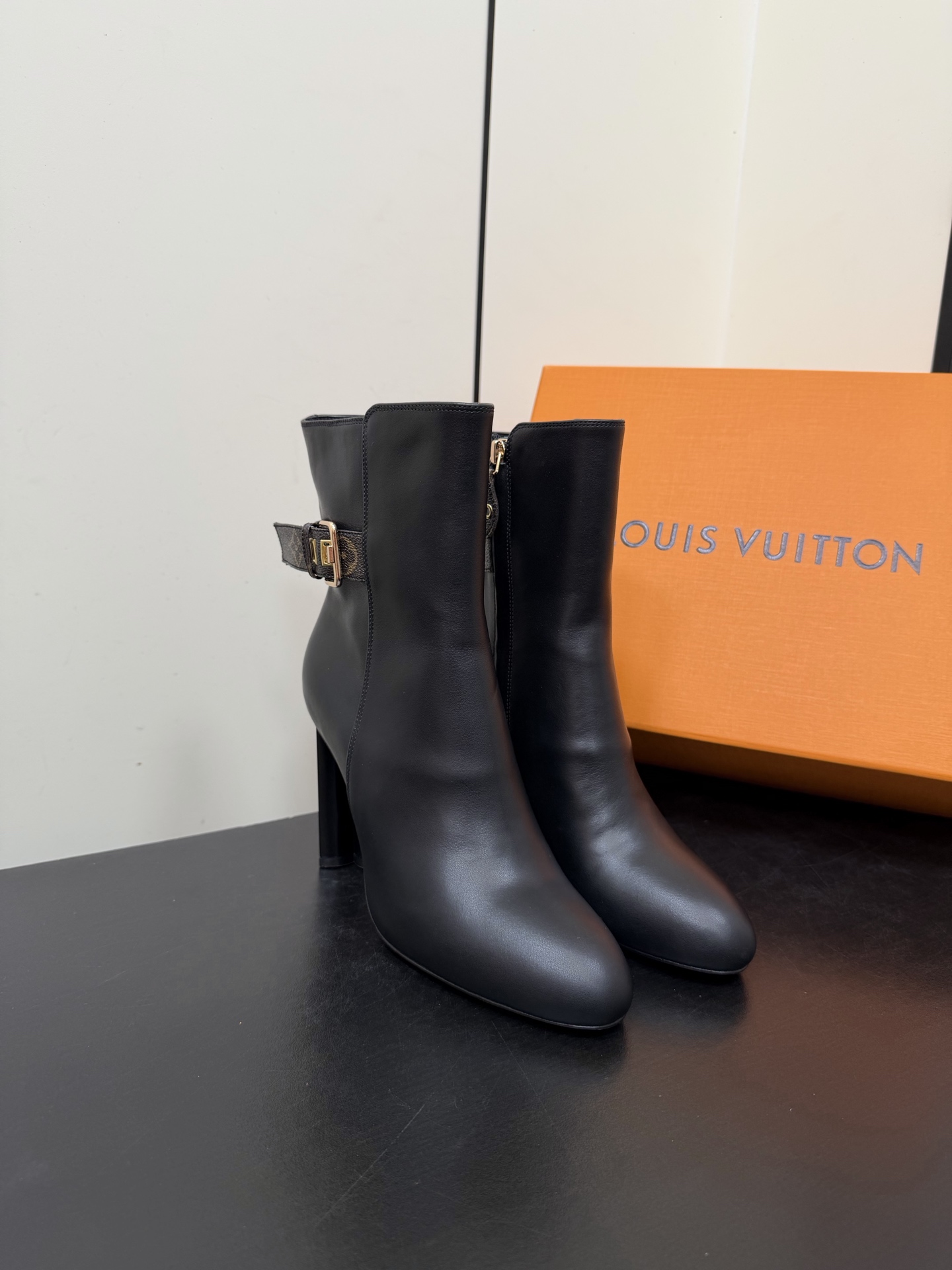 NO:630398,Louis Vuitton 25ss new autumn and winter belt buckle LV high-heeled short boots. Original last, perfect lines, simple and elegant, thick heels that show temperament on the feet, comfortable and versatile. It can also elongate the legs, make the legs slimmer and longer. Louis Vuitton is best at girls' sweetness, and adds seductive sexiness. Material imported from Italy calfskin, lining imported sheepskin, sole Italian genuine leather outsole, heel height 10.5cm  Size35-39 (34.40.41.42.43 custom-made, non-refundable), boots, louis vuitton, louis vuitton, boots, cowhide, sheepskin, Leather soles19860909Louis Vuitton 25ss 秋冬新款皮带扣LV高跟短靴 原版套楦,完美的线条,简约大气上脚显气质粗跟舒适百搭 还能拉长双腿显高显瘦显腿长,Louis Vuitton最擅长的女生甜美,更是添加了诱惑的性感 面料意大利进口小牛皮 内里进口羊皮 鞋底意大利真皮大底 跟高10.5cm Size35-39（34.40.41.42.43订做不退换）,靴子,louis vuitton,louis vuitton,boots,cowhide,sheepskin,Leather soles,Women's Shoes