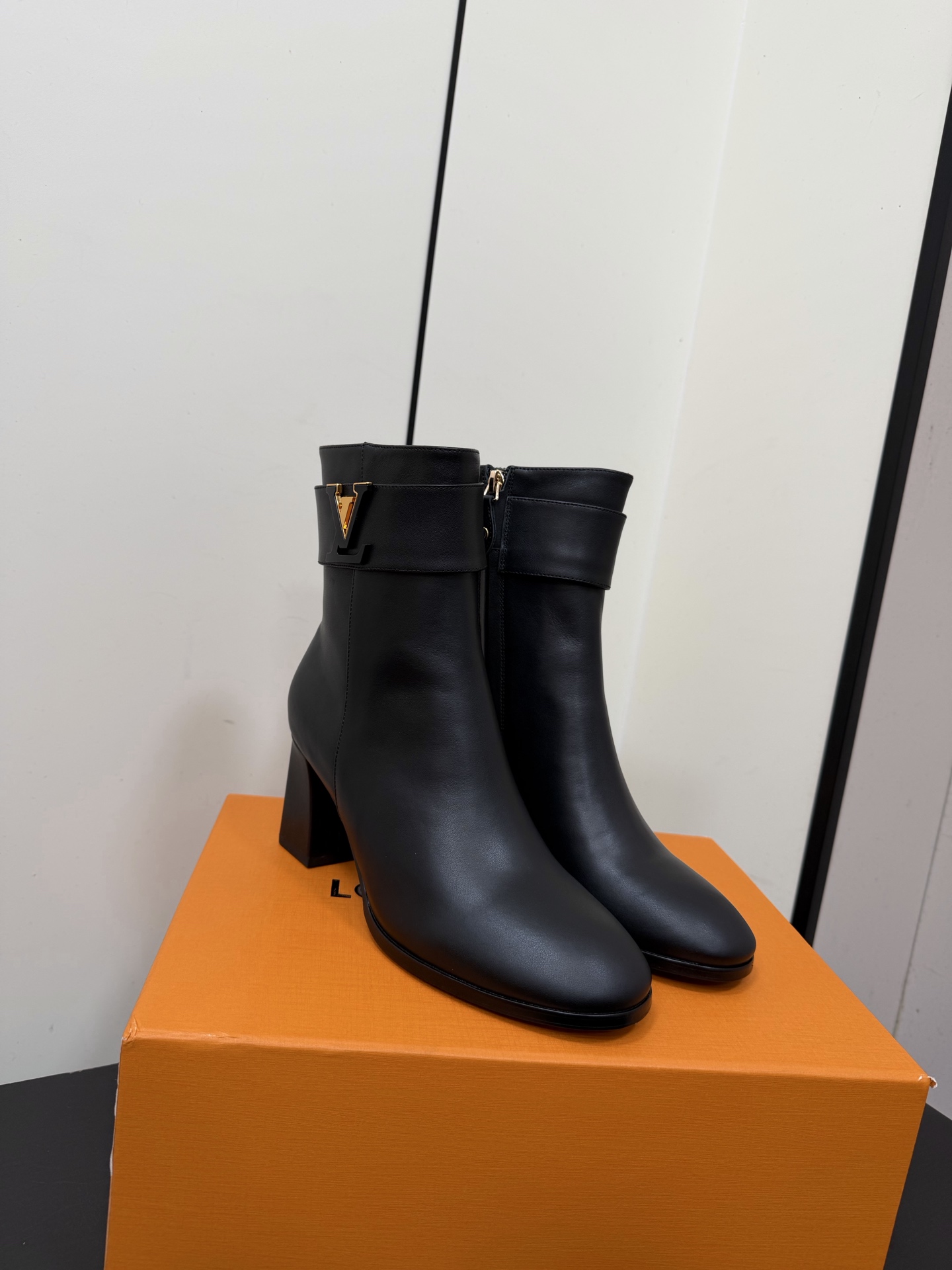 NO:630401,Louis Vuitton 25ss new belt buckle LV high-heeled short boots for autumn and winter. Original last, perfect lines, simple and elegant upper foot. Thick heels are comfortable and versatile. They can also lengthen the legs, make them taller, slimmer and longer. Louis Vuitton is best at making girls sweet, and it also adds seductive sexiness. Material imported from Italy calfskin/original presbyopia leather. Lining imported sheepskin. Sole Italian genuine leather outsole. Heel height 8.5cm.  Size35-39 (34.40.41.42.43 custom-made, non-refundable), boots, louis vuitton, louis vuitton, boots, cowhide, sheepskin, Leather soles19860909Louis Vuitton 25ss 秋冬新款皮带扣LV高跟短靴 原版套楦,完美的线条,简约大气上脚显气质粗跟舒适百搭 还能拉长双腿显高显瘦显腿长,Louis Vuitton最擅长的女生甜美,更是添加了诱惑的性感 面料意大利进口小牛皮/原版老花皮 内里进口羊皮 鞋底意大利真皮大底 跟高8.5cm Size35-39（34.40.41.42.43订做不退换）,靴子,louis vuitton,louis vuitton,boots,cowhide,sheepskin,Leather soles,Women's Shoes