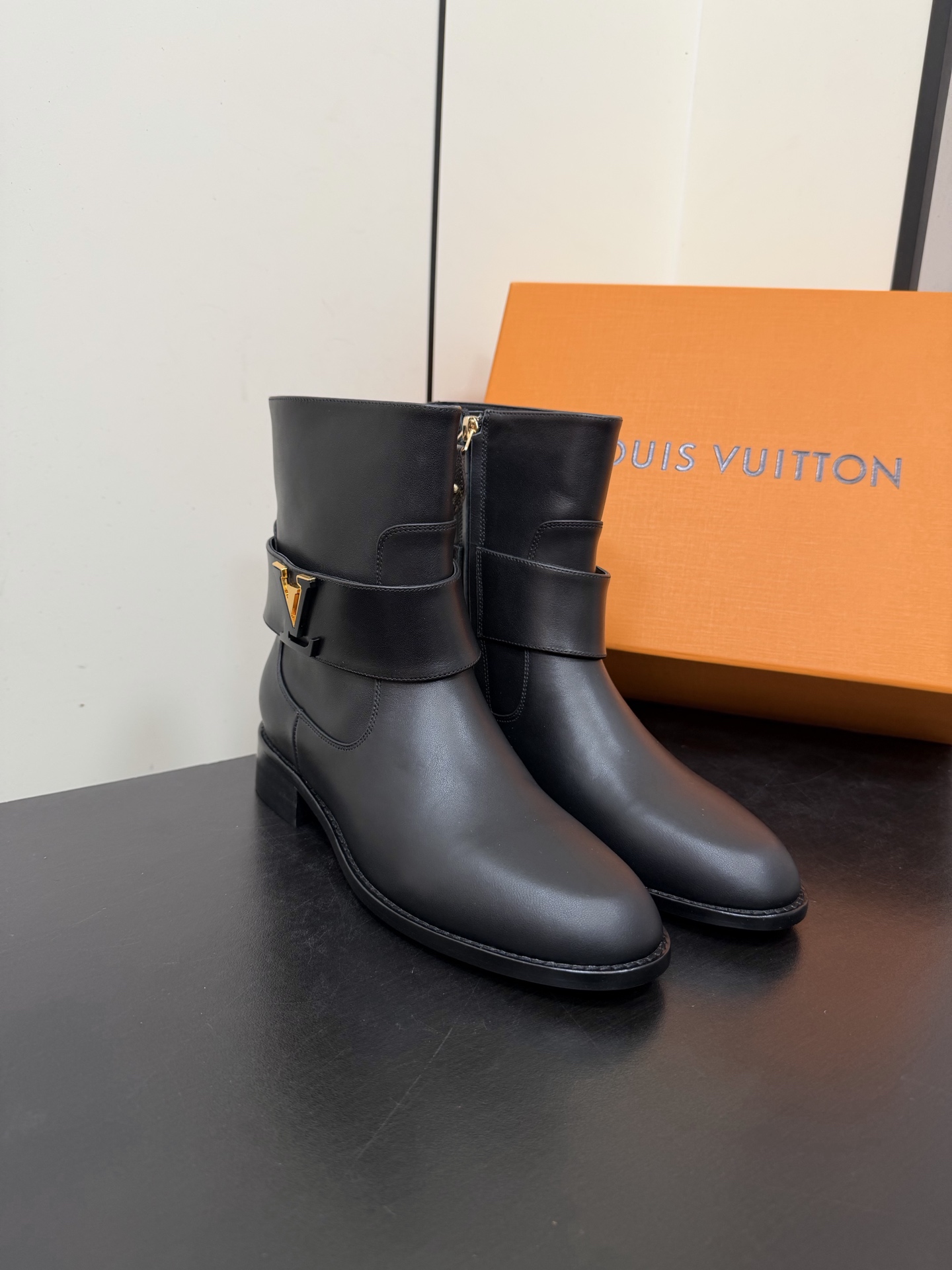 NO:650779,Louis Vuitton 25ss new belt buckle LV Martin boots for autumn and winter. Original last, perfect lines, simple and elegant upper foot. Thick heel is comfortable and versatile. It can also elongate the legs, make the legs taller, slimmer and longer. Louis Vuitton is the best at girls, sweet, but also adds seductive sexiness. Material imported from Italy calfskin/original old flower leather. Lining imported sheepskin. Sole Italian genuine leather outsole. Heel height 3cm.  Size35-39 (34.40.41.42.43 custom-made, non-refundable), boots, louis vuitton, louis vuitton, boots, cowhide, sheepskin, Leather soles19860909Louis Vuitton 25ss 秋冬新款皮带扣LV马丁靴 原版套楦,完美的线条,简约大气上脚显气质粗跟舒适百搭 还能拉长双腿显高显瘦显腿长,Louis Vuitton最擅长的女生甜美,更是添加了诱惑的性感 面料意大利进口小牛皮/原版老花皮 内里进口羊皮 鞋底意大利真皮大底 跟高3cm Size35-39（34.40.41.42.43订做不退换）,靴子,louis vuitton,louis vuitton,boots,cowhide,sheepskin,Leather soles,Women's Shoes