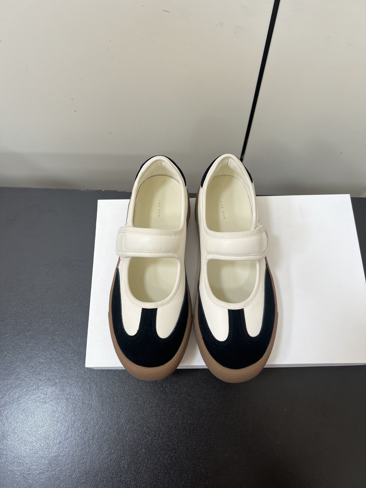 NO:650753,Therow's new Velcro Mary Jane casual shoes, simple retro casual style!  Very comfortable flat shoes, minimalist design concept, slim fit, easy to wear, good looks and practicality. The upper is made of original cow suede and sheepskin, the inner lining is sheepskin, and the original open-molded rubber outsole Size: 35-39 (customized for 40, non-refundable), mary jane, mary jane, flats, sheepskin19860909Therow新款魔术贴玛丽珍休闲鞋 简易复古休闲风！非常舒服的平底鞋,极简设计理念,版型显瘦好穿颜值与实用性并存 鞋面采用原版牛反绒拼羊皮,内里垫脚羊皮,原版开模橡胶大底 Size:35-39（40定做不退换）,玛丽珍,mary jane,flats,sheepskin,Women's Shoes