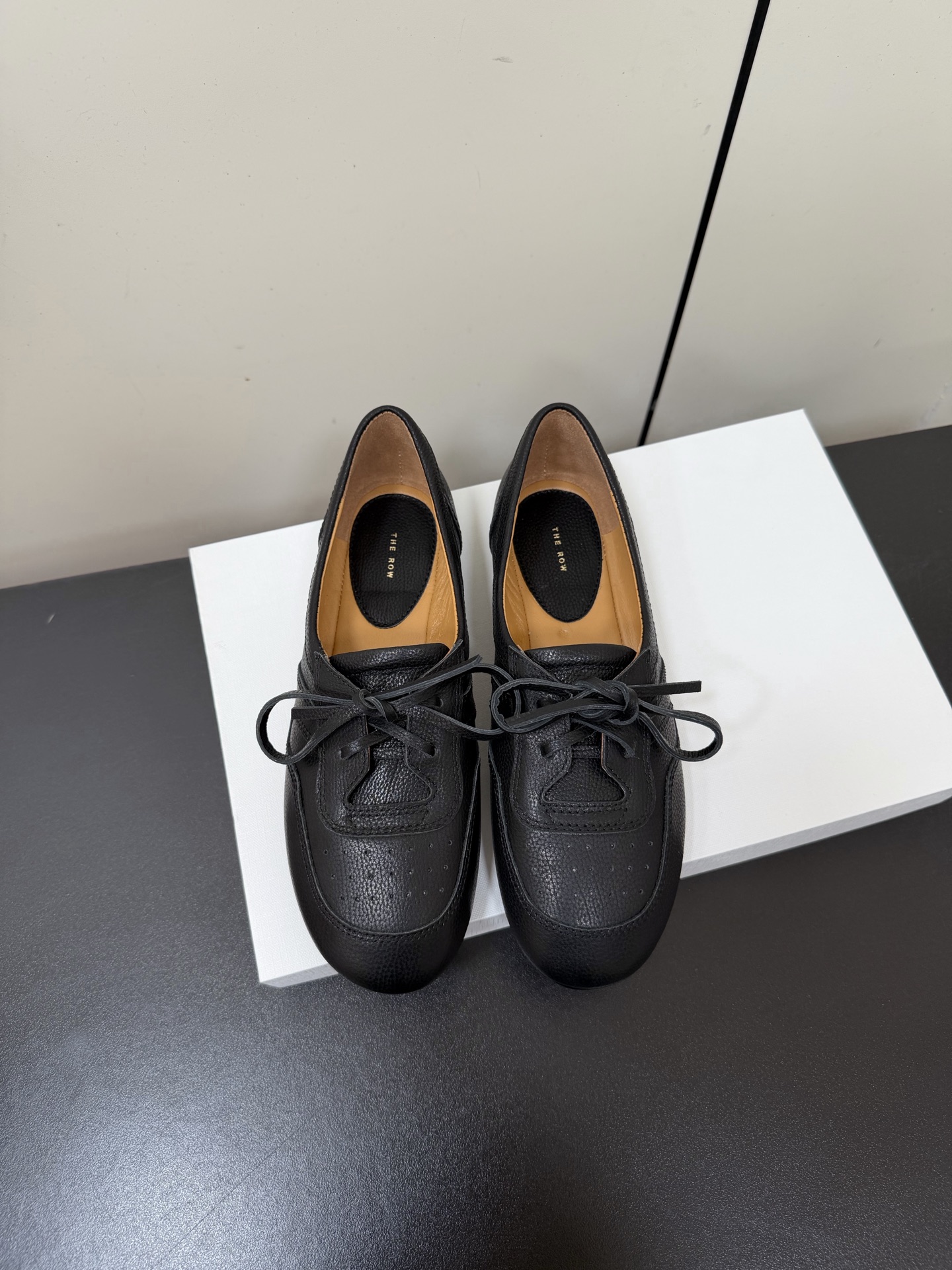 NO:650784,Therow 26 new spring and summer TR tassel lace-up loafers and flat ballet shoes. The tassel design on the upper is sweet and grand. It looks good but not monotonous. It has a retro sweet style and looks good with any combination!  It’s very flattering and the main shoe is also very, very soft. You can wear it regardless of your foot shape, whether you’re fat or thin. It’s easy to wear!  The upper is made of original pebbled cowhide, the lining is sheepskin, Italian genuine leather outsole Size: 35-39 (40.41 custom-made and non-refundable), loafers, cowhide, sheepskin, Leather soles19860909Therow 26春夏新款TR流苏系带乐福鞋平底芭蕾舞鞋单鞋 鞋面流苏设计甜美又显大气,好看也不单调带点复古甜美风随意搭配都好看！很包脚实在太好看了,主要鞋子也是非常非常柔软,不管胖瘦脚型都能穿它,好穿再好穿！ 鞋面采用原版荔枝纹牛皮,内里垫脚羊皮,意大利真皮大底 Size:35-39（40.41定做不退换）,乐福鞋,loafers,cowhide,sheepskin,Leather soles,Women's Shoes