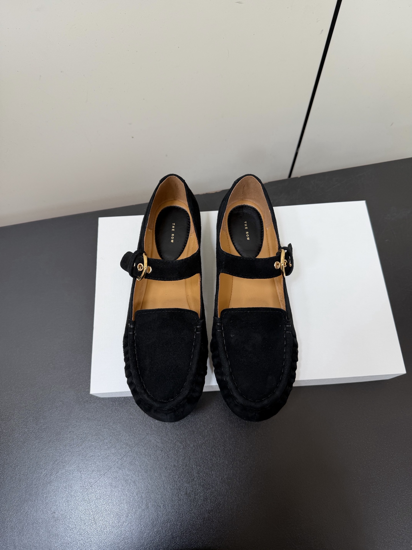 NO:650791,TheRow2026 new spring and summer simple one-word buckle round toe flat shoes Mary Jane single shoes grandma shoes!  Simple retro mid-century style, very comfortable flat shoes, minimalist design concept, slim version, easy to wear, good looks and practicality. Upper: Made of imported sheep suede. Inner pads: lambskin. Outsole: genuine leather outsole imported from Italy. Number of yards: 35-40 (40 custom made, non-refundable). Comes with original packaging, loafers, loafers, mary jane, flats, sheepskin, Leather soles.19860909TheRow2026春夏新款简易一字扣带圆头平底鞋玛丽珍单鞋奶奶鞋！简易复古中古风 非常舒服的平底鞋,极简设计理念,版型显瘦好穿颜值与实用性并存 鞋面:采用进口羊反绒 内里垫脚:小羊皮 大底:意大利进口真皮大底 码数:35-40（40定做不退换） 配原版包装,乐福鞋,loafers,mary jane,flats,sheepskin,Leather soles,Women's Shoes