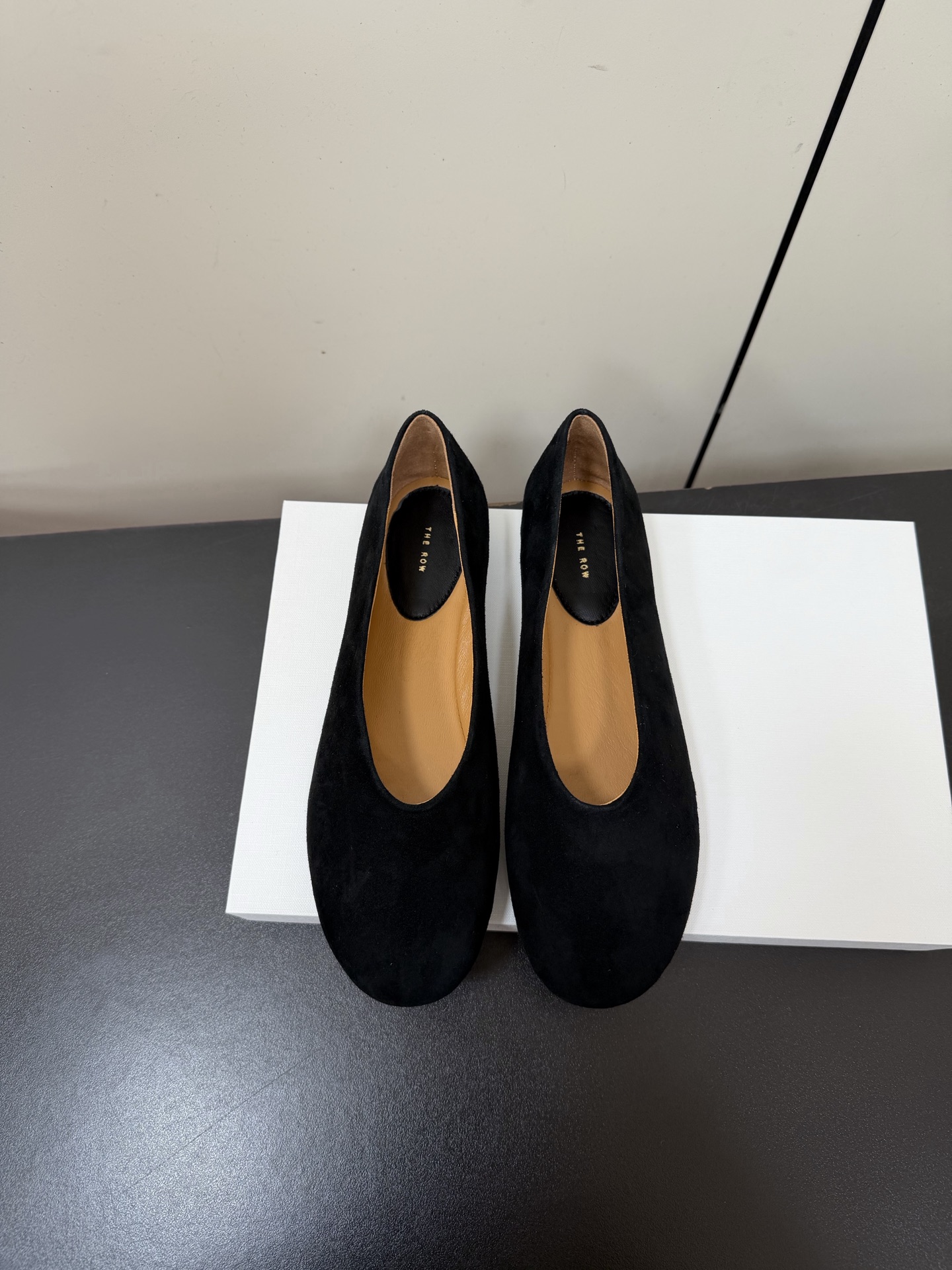 NO:650798,TheRow2026 spring and summer new style TR round toe flat granny shoes suede ballet shoes in three colors of black apricot and brown, continuing the consistent minimalist style. The whole pair of shoes looks simple but the craftsmanship is difficult. It is made of full leather bag making technology, made by old masters, super waste materials, the upper feet are comfortable and soft to wear and skin-friendly, and there is no need to worry about the foot feel. It is necessary to wear well. If you wear it, you will not want to take it off. The upper is delicate sheep leather  Sheepskin lining, Italian injection molded leather outsole, size 35-39 (40.41 custom made, non-returnable), loafers, loafers, sheepskin, sheep, chamois leather, Leather soles19860909TheRow2026春夏新款 TR圆头平底奶奶鞋麂皮绒面芭蕾舞鞋 黑杏啡三色,延续了一贯极简风格,整双鞋子看似简单其实工艺很难.采用全皮套包制作工艺,老师傅制作,超级废料,上脚裸穿舒适柔软亲肤,脚感方面完全不可担心,好穿是必须的,穿若无穿的上脚体验,穿上就不想脱的款. 鞋面细腻羊猄皮 内里垫脚羊皮 鞋底意大利注塑真皮大底 码数35-39（40.41定做不退换）,乐福鞋,loafers,sheepskin,sheep,chamois leather,Leather soles,Women's Shoes