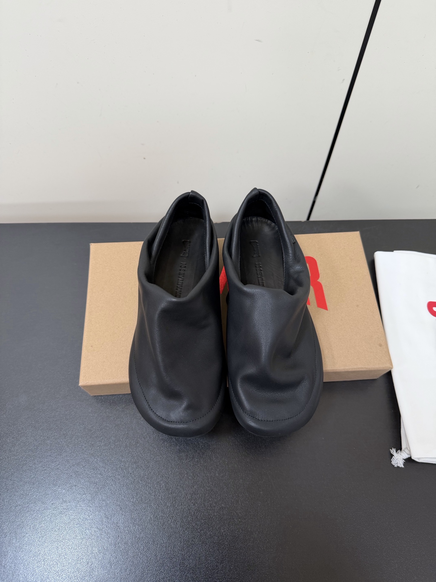 NO:650805,CAMPER × ISSEY MIYAKE's first collaborative series of 2026 spring and summer shoes is led by ISSEY MIYAKE designer Satoshi Kondo. This series takes ISSEY MIYAKE's iconic 'piece of cloth' concept as the starting point, and the shoe design draws on Camper's iconic Peu  Family elements, exploring how a single piece of material wraps and drape over the foot. The final silhouette of the shoe is smart, emotional, and organic, integrating the heritage of both brands. Upper material: imported calfskin, lining sheepskin, outsole, original molded rubber outsole, size 35-40 (non-refundable for 40 customizations), loafers, isseymiyake, loafers, cowhide, sheepskin19860909CAMPER × ISSEY MIYAKE三宅一生首次合作系列2026春夏鞋款 由 ISSEY MIYAKE 设计师 Satoshi Kondo (近藤悟史) 领衔设计. 本系列以 ISSEY MIYAKE 标志性的“一块布”理念为起点,鞋履设计借鉴了 Camper 标志性的 Peu 家族元素,探索单一片材如何包裹并垂坠于足部.最终呈现的鞋履轮廓灵动、感性、有机,融合了双方品牌的传承. 鞋面材质进口小牛皮 内里羊皮 大底原版开模橡胶大底 码数35-40（40定制不退换）,乐福鞋,isseymiyake,loafers,cowhide,sheepskin,Women's Shoes