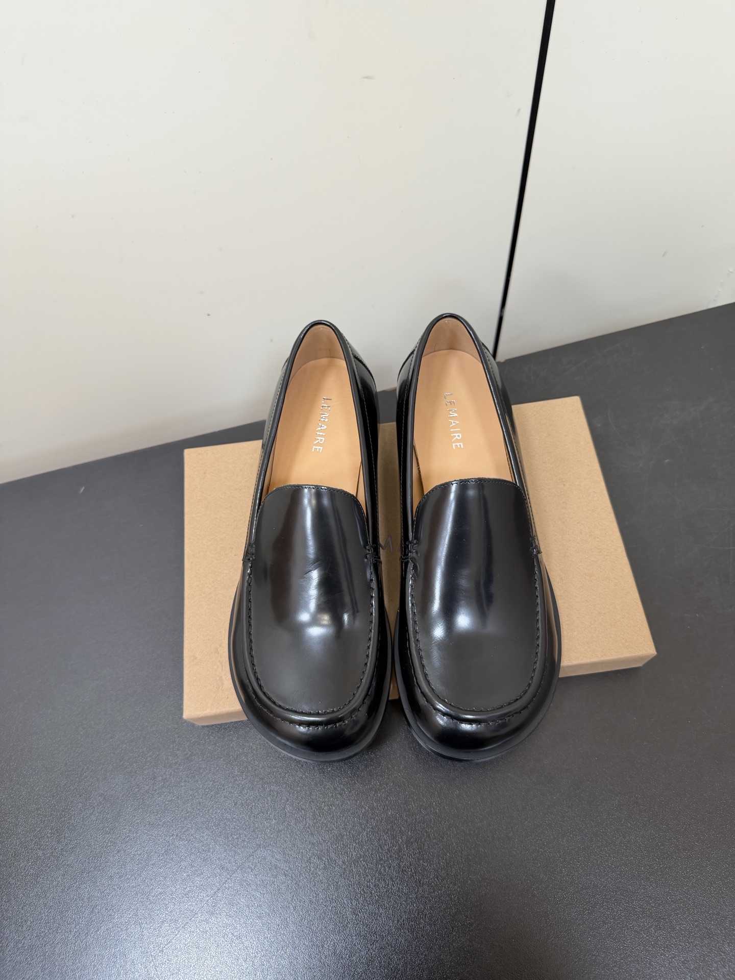 NO:650804,JWANDERSON's new simple flat loafers are British-style small leather shoes. The humorous toe has a cuteness that is indifferent to others, and it is very cheerful to walk!  The upper made of first-layer cowhide/suede leather is also very eye-catching, and the overall appearance of the foot is very age-reducing~ The thin sole is also very light and very versatile!  When I walked, I saw the joy of my shoes popping off, and my whole class smell was removed!  Open-edge beaded cowhide for the upper, cowhide for the foot pads inside, original outsole, size 35-39 (40 custom made, non-returnable), loafers, loafers, cowhide19860909JWANDERSON新款简约平底乐福鞋 英伦风小皮鞋 幽默十足的鞋头带着一种不顾他人的可爱,走起来也十分欢快！采用头层牛皮/反绒皮 的鞋面也十分的跳脱,整体上脚就非常的减龄～薄底上脚也十分轻便,十分百搭！走路上看见鞋子跳脱的欢快,整个人班味都去除了！ 鞋面开边珠牛皮 内里垫脚牛皮 鞋底原版大底 码数35-39（40定做不退换）,乐福鞋,loafers,cowhide,Women's Shoes